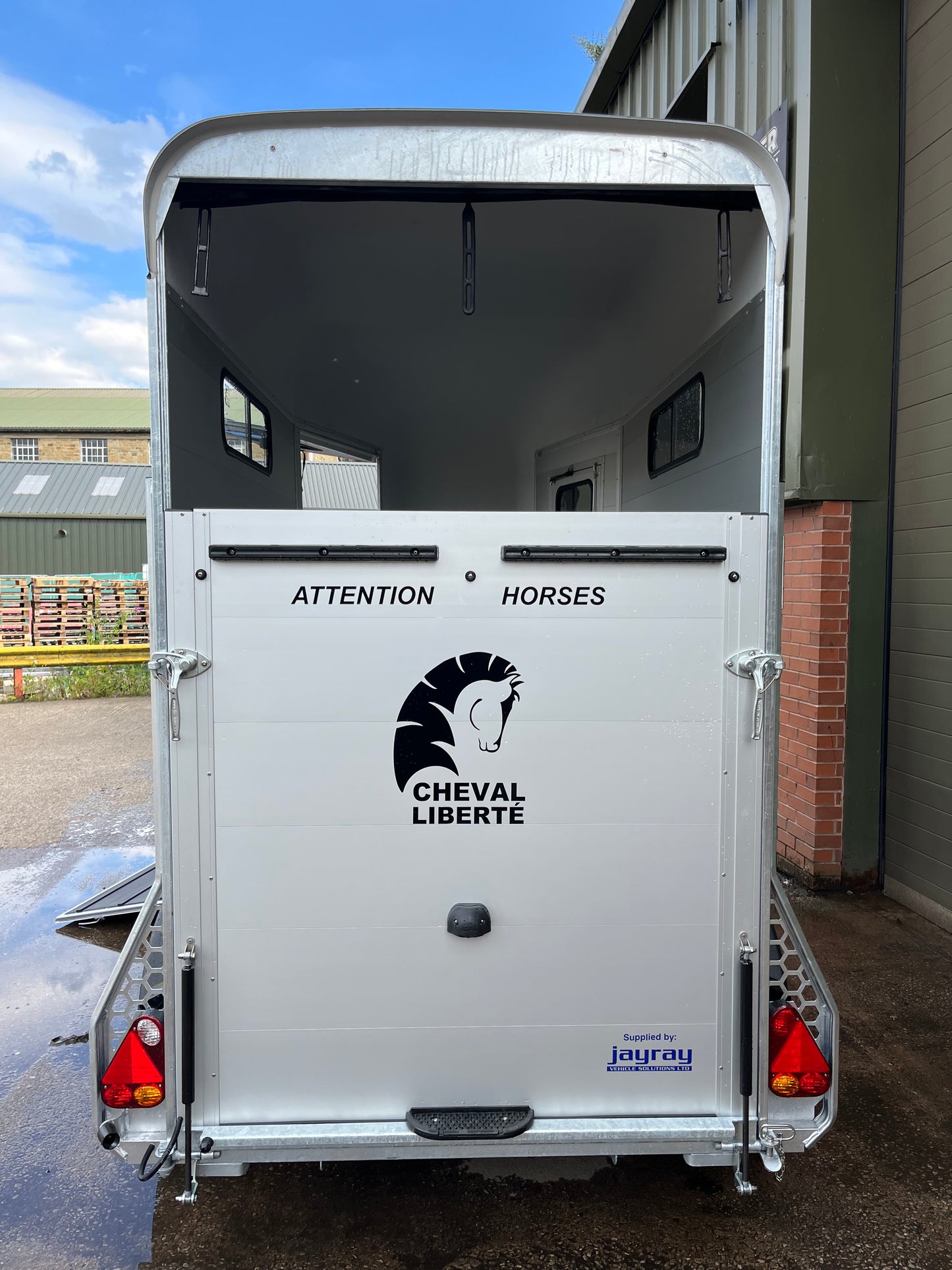 Cheval Liberté Touring One Horse Trailer – Lightweight Single Horse Trailer