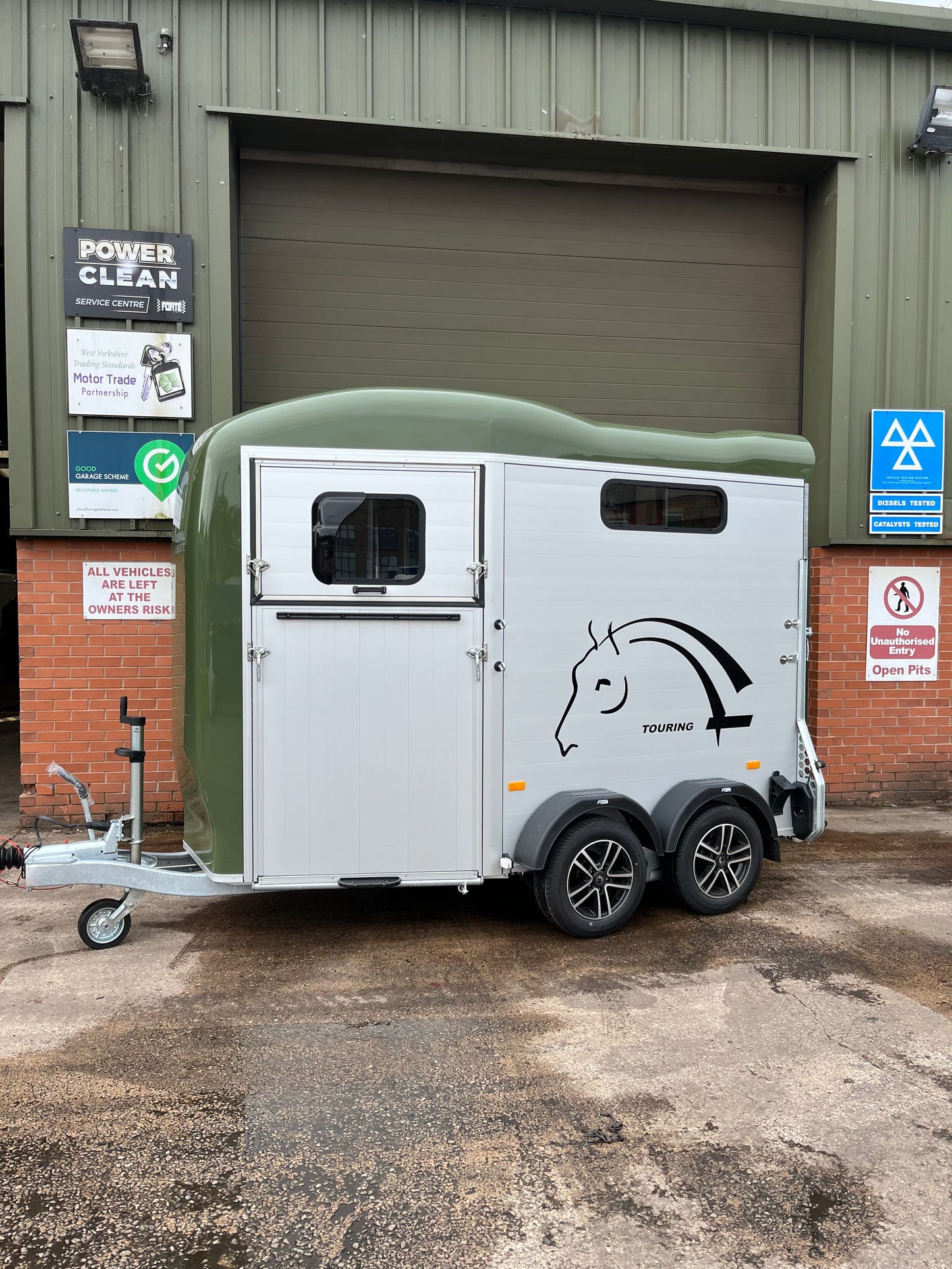 Cheval Touring Country with Tack Room - 2 Horse Trailer
