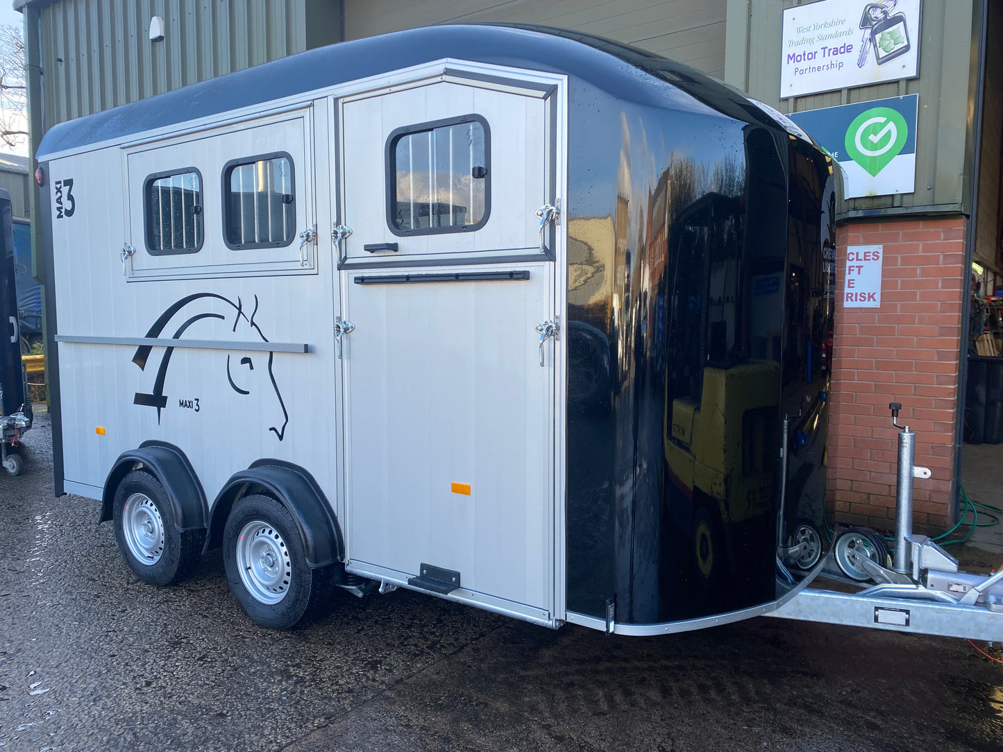 Cheval Liberté Maxi 3 – Herringbone Horse Trailer for Three Horses