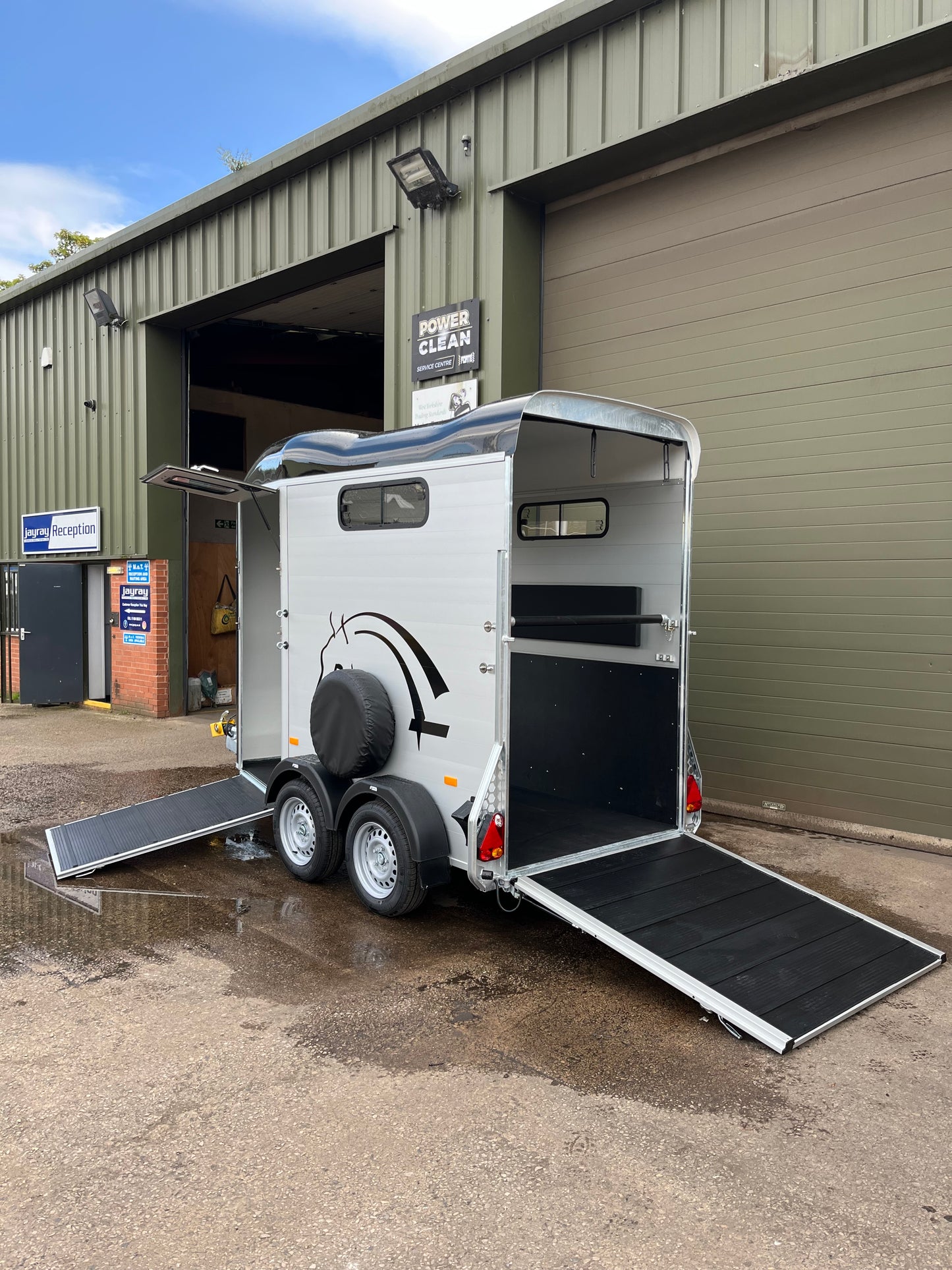 Cheval Liberté Touring One Horse Trailer – Lightweight Single Horse Trailer