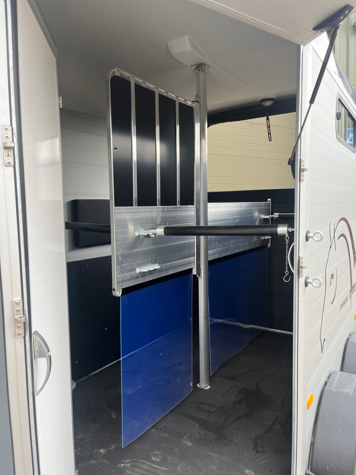 Cheval Touring Country with Tack Room - 2 Horse Trailer