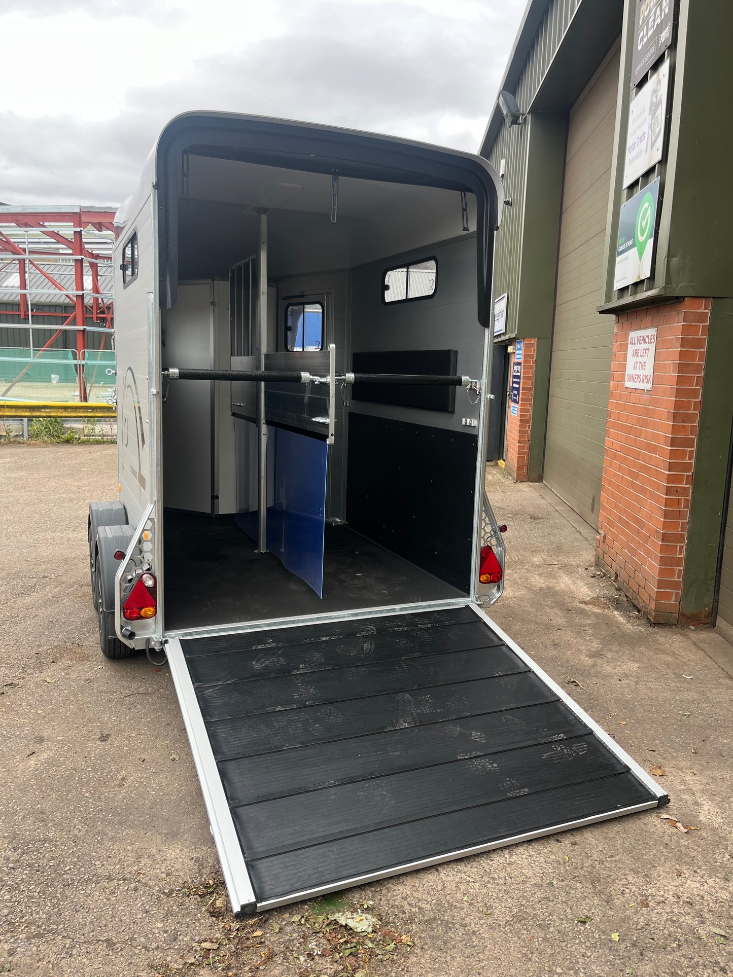 Cheval Touring Country with Tack Room - 2 Horse Trailer