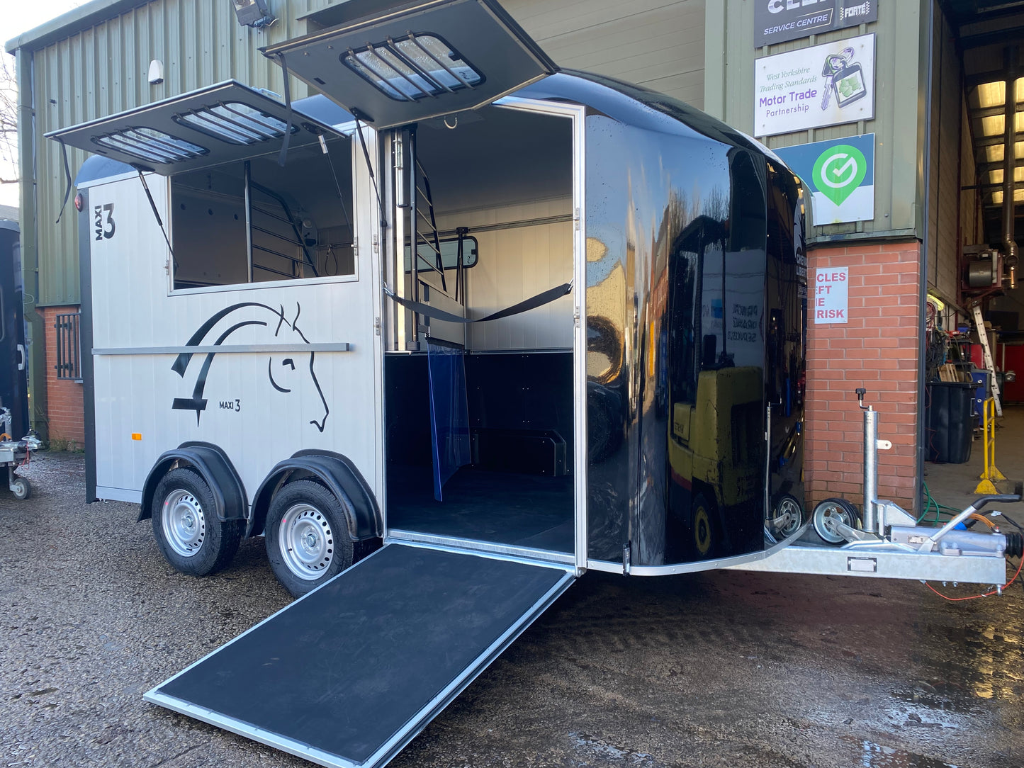 Cheval Liberté Maxi 3 – Herringbone Horse Trailer for Three Horses