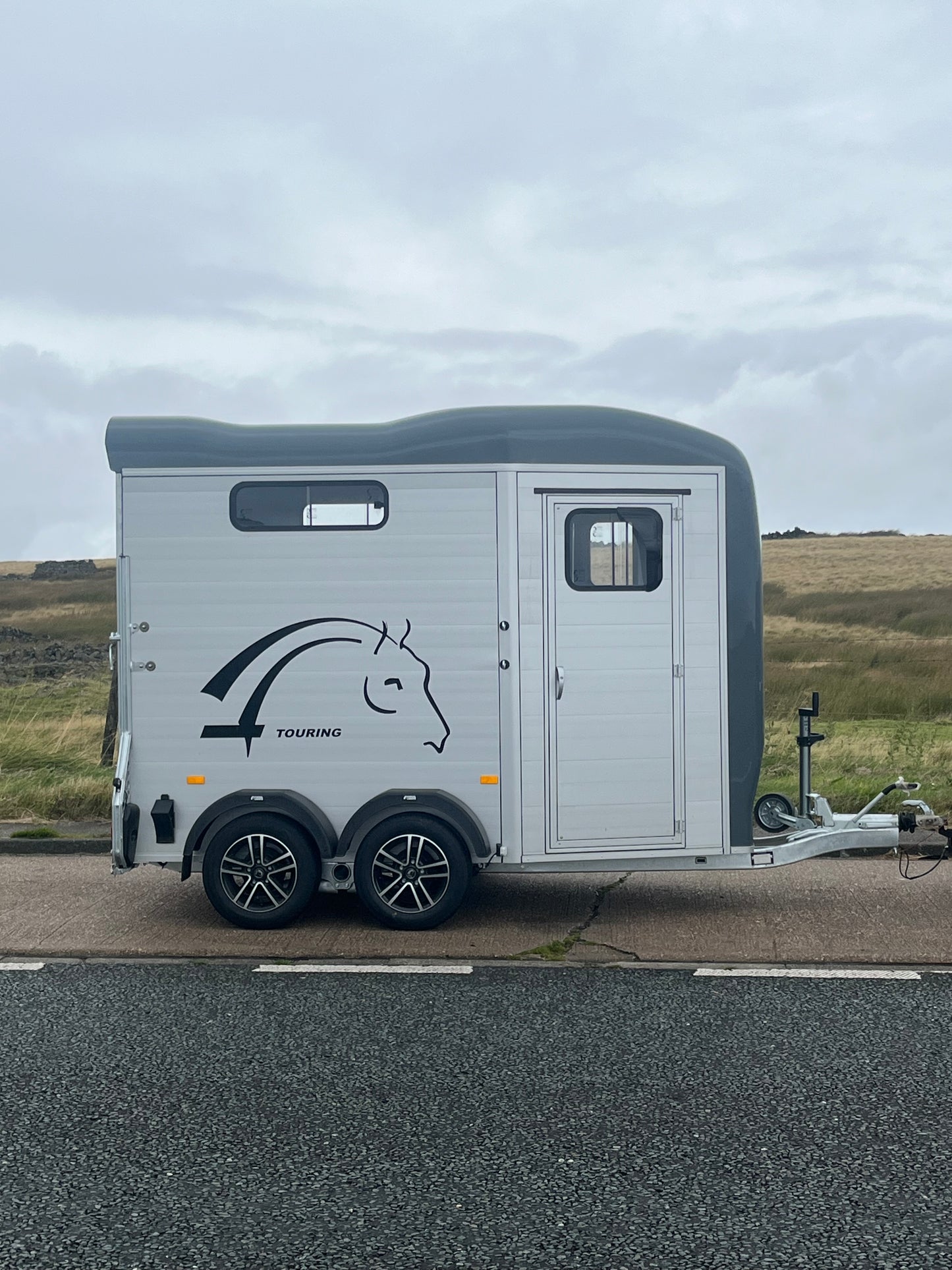 Cheval Touring Country with Tack Room - 2 Horse Trailer