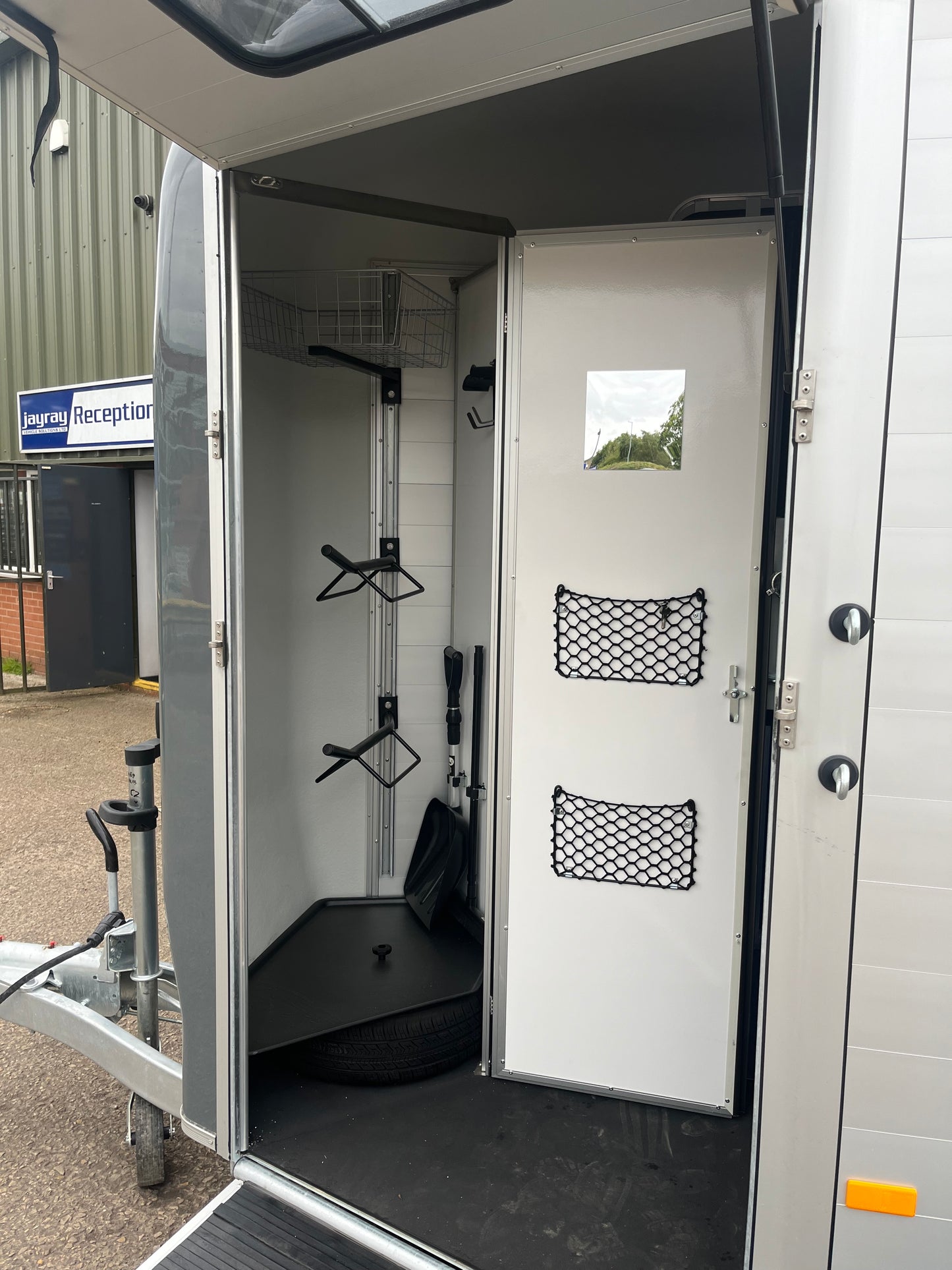 Cheval Touring Country with Tack Room - 2 Horse Trailer