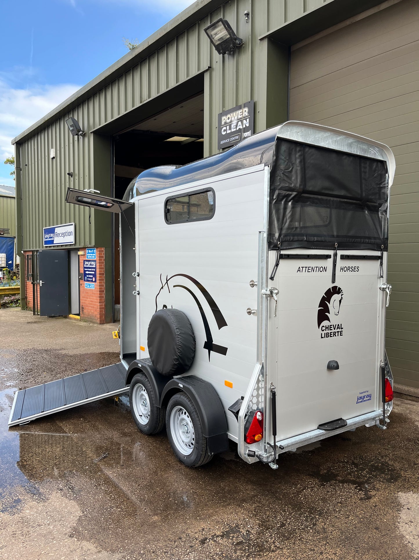 Cheval Liberté Touring One Horse Trailer – Lightweight Single Horse Trailer