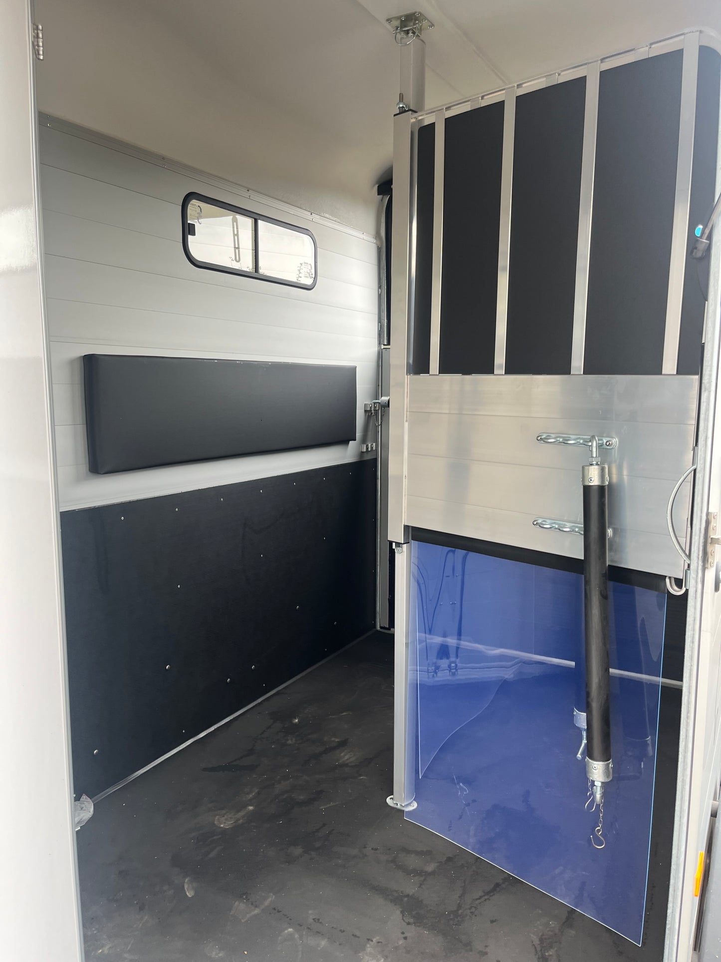 Cheval Touring Country with Tack Room - 2 Horse Trailer