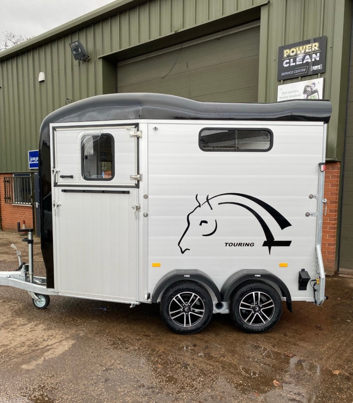 Cheval Touring Country with Tack Room - 2 Horse Trailer