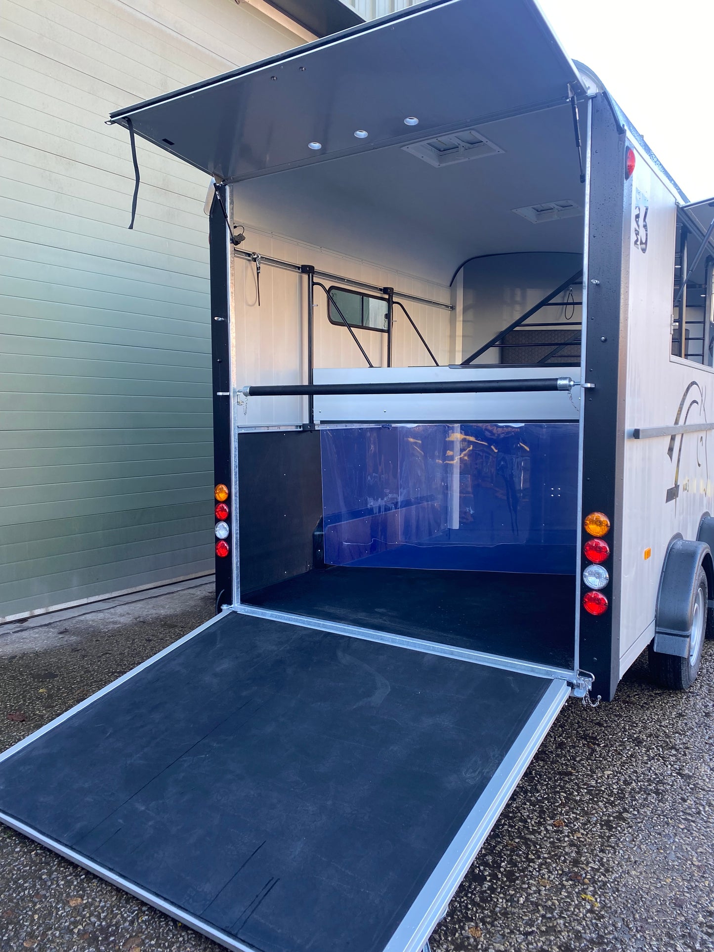 Cheval Liberté Maxi 3 – Herringbone Horse Trailer for Three Horses