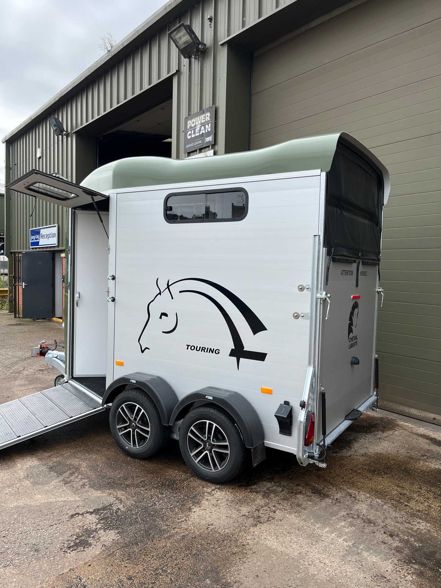 Cheval Touring Country with Tack Room - 2 Horse Trailer