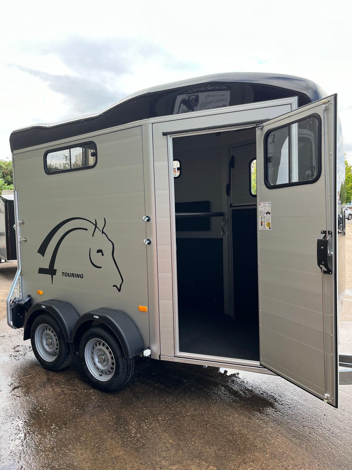 Cheval Liberté Touring One Horse Trailer – Lightweight Single Horse Trailer