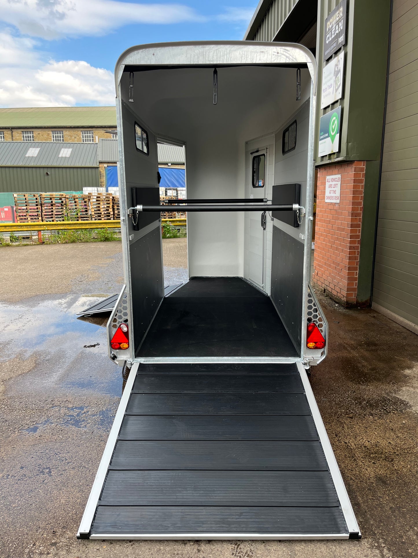 Cheval Liberté Touring One Horse Trailer – Lightweight Single Horse Trailer