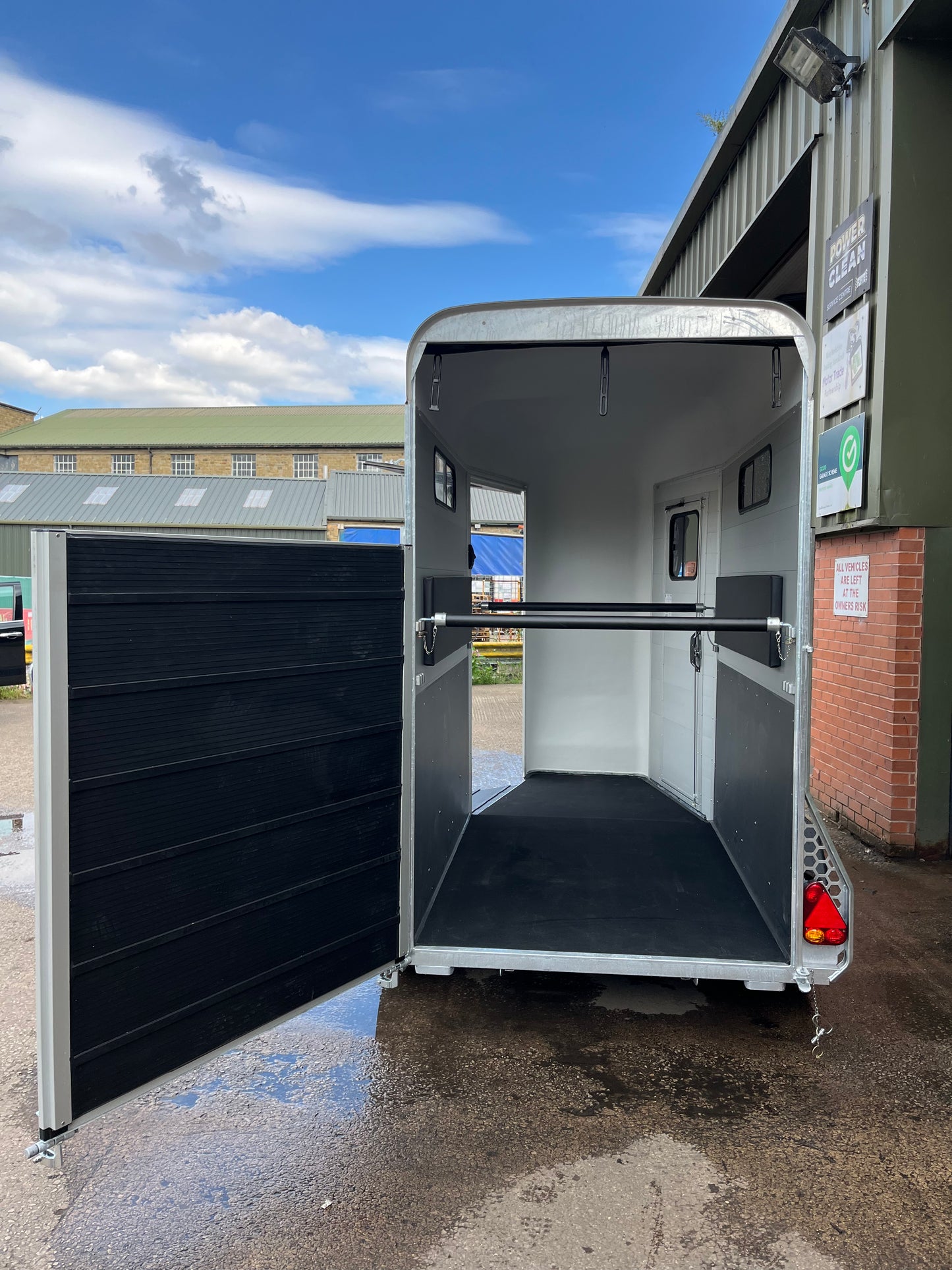 Cheval Liberté Touring One Horse Trailer – Lightweight Single Horse Trailer