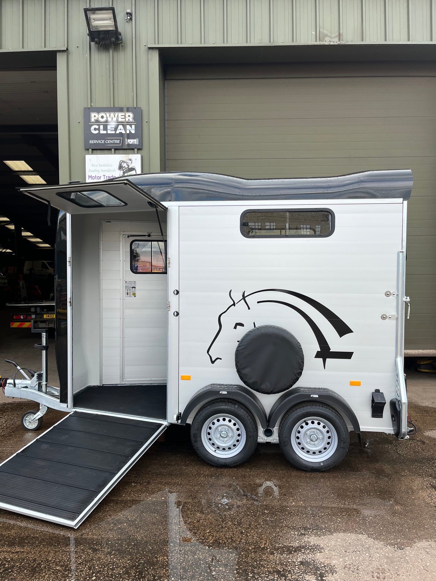 Cheval Liberté Touring One Horse Trailer – Lightweight Single Horse Trailer