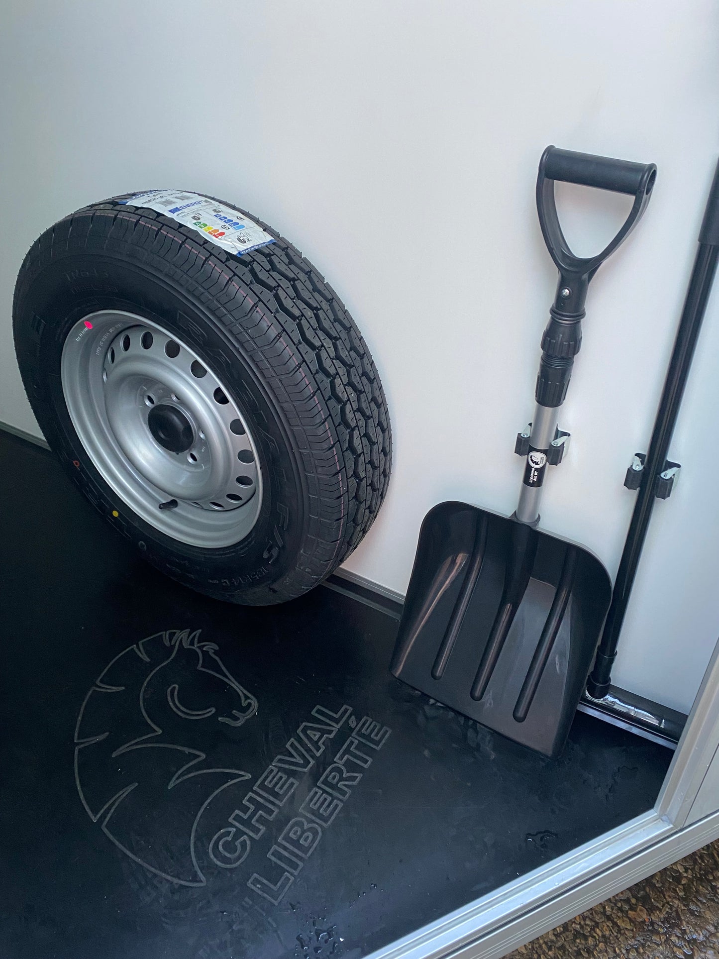 Cheval Liberté Maxi 3 – Herringbone Horse Trailer for Three Horses