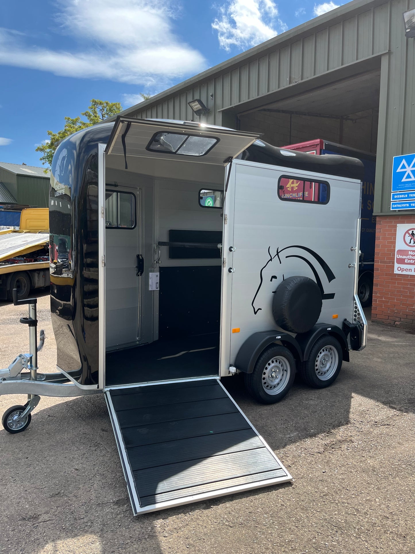 Cheval Liberté Touring One Horse Trailer – Lightweight Single Horse Trailer