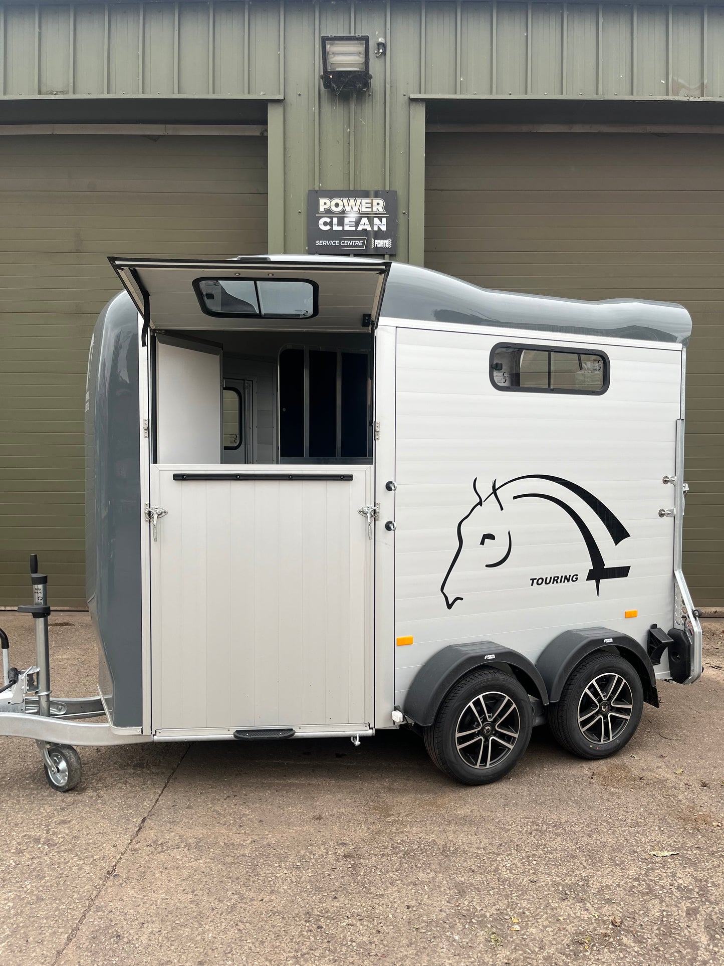 Cheval Touring Country with Tack Room - 2 Horse Trailer