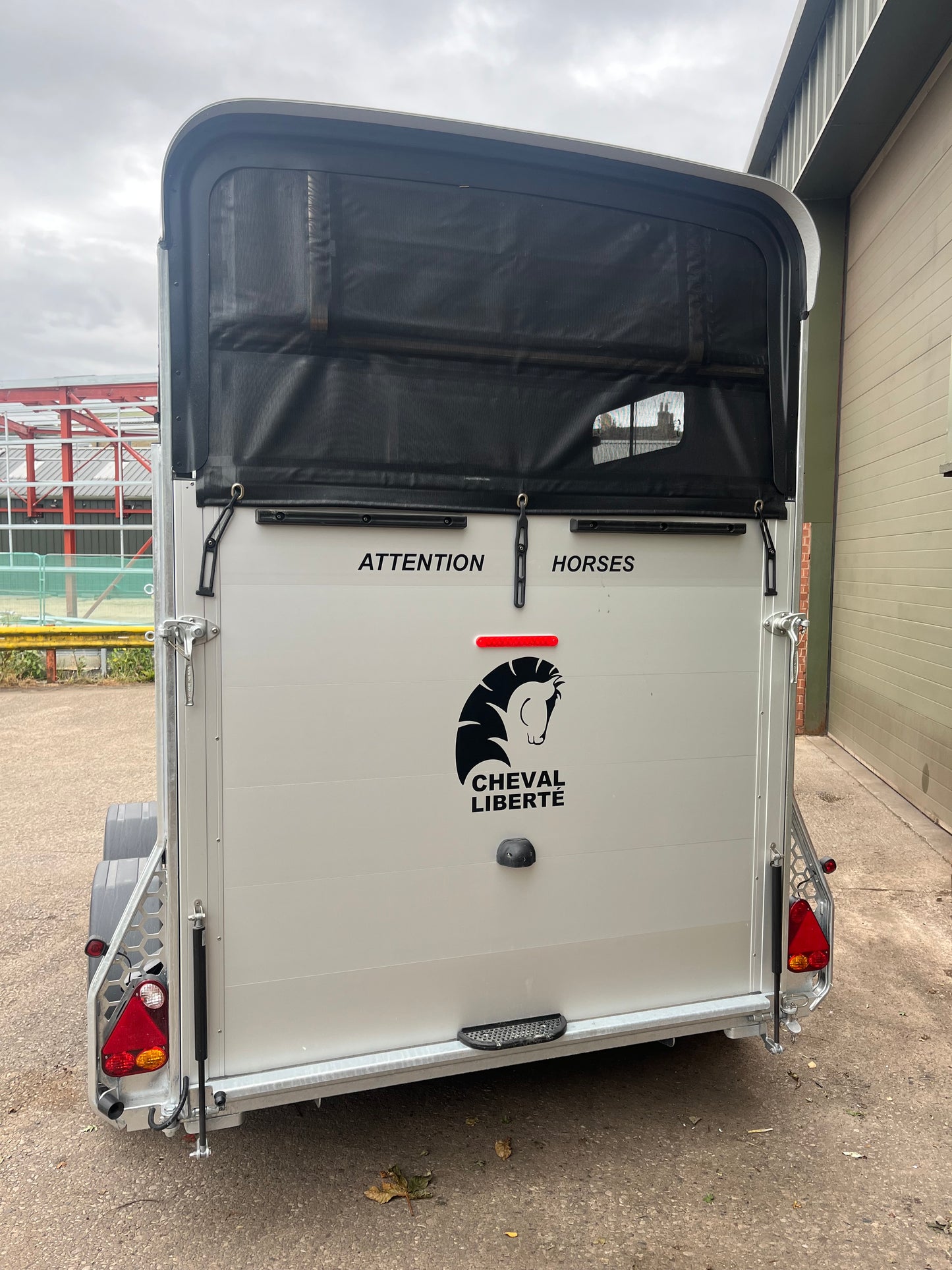 Cheval Touring Country with Tack Room - 2 Horse Trailer