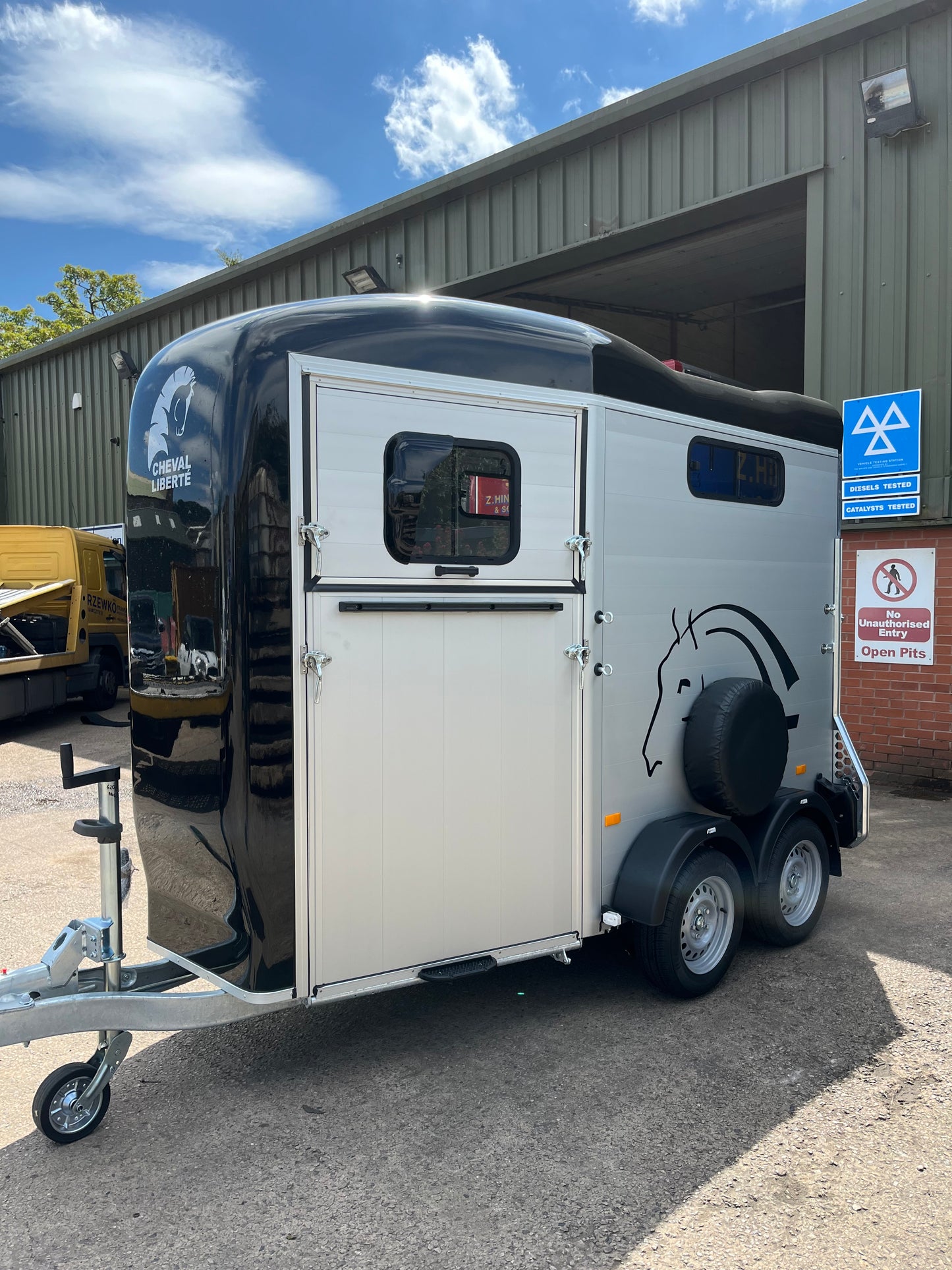 Cheval Liberté Touring One Horse Trailer – Lightweight Single Horse Trailer