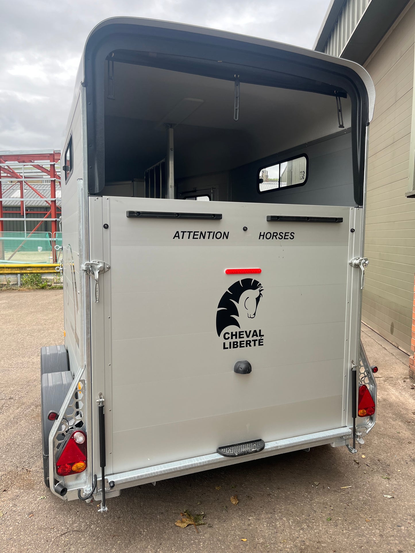 Cheval Touring Country with Tack Room - 2 Horse Trailer