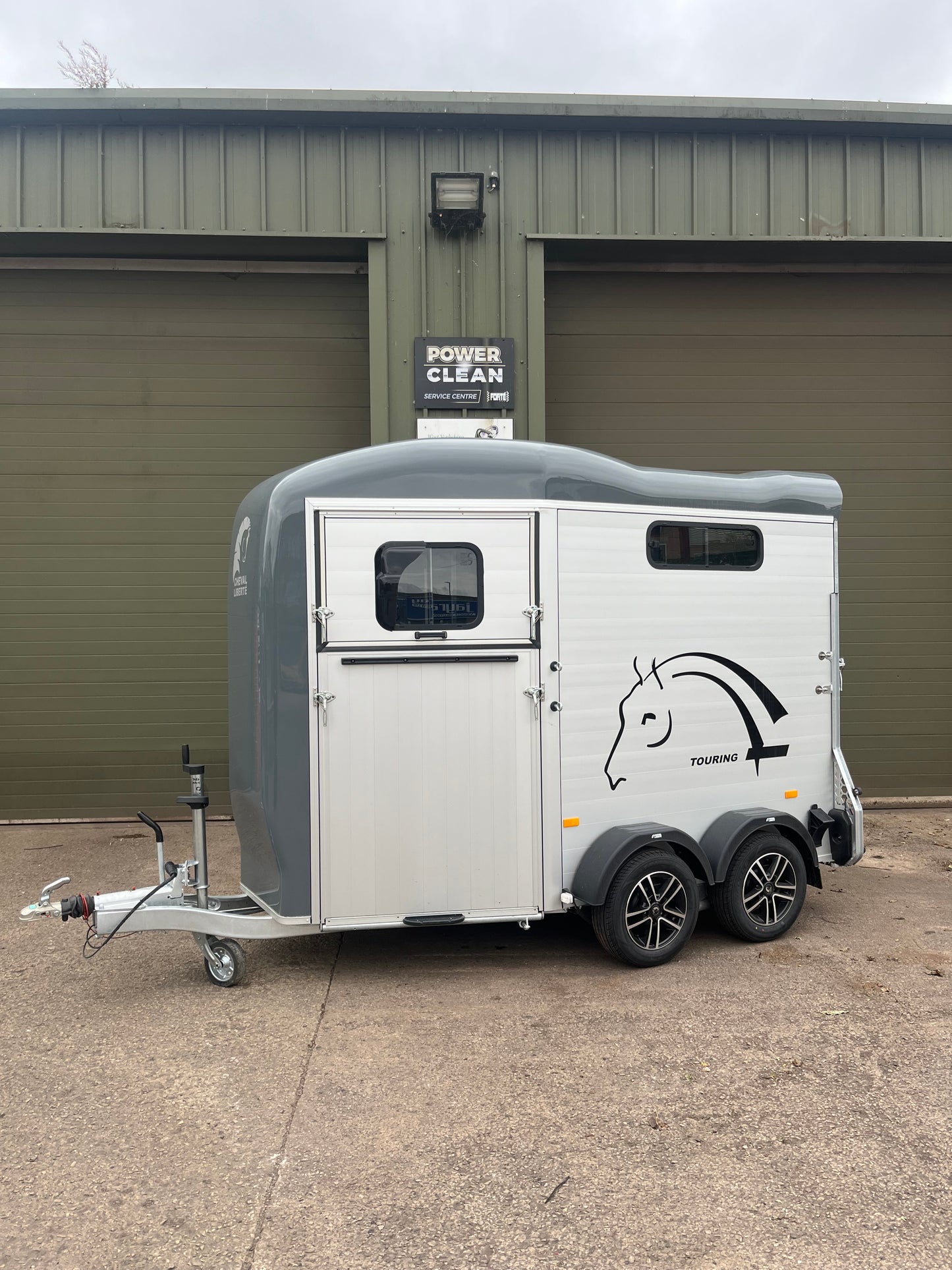 Cheval Touring Country with Tack Room - 2 Horse Trailer