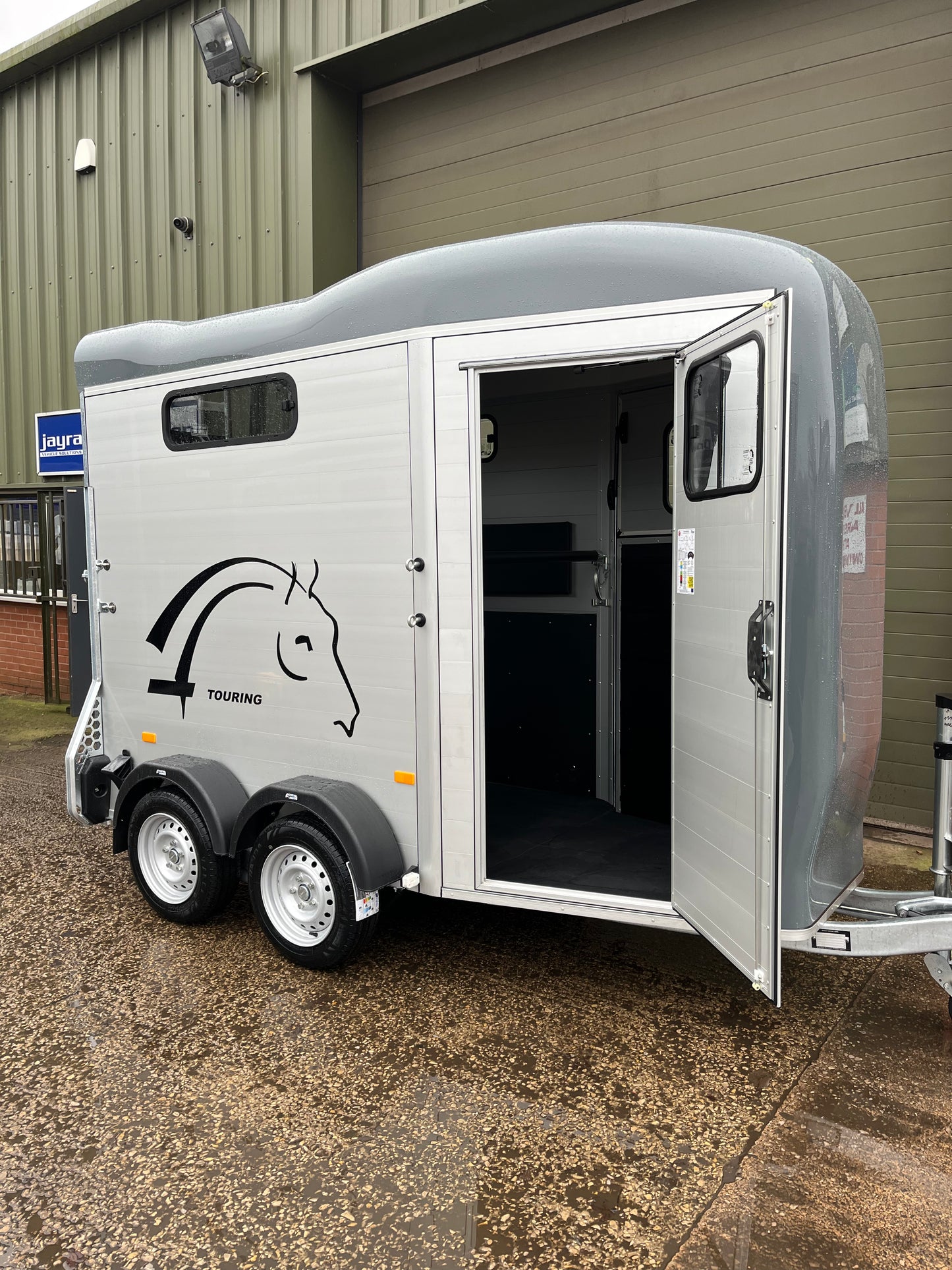 Cheval Liberté Touring One Horse Trailer – Lightweight Single Horse Trailer