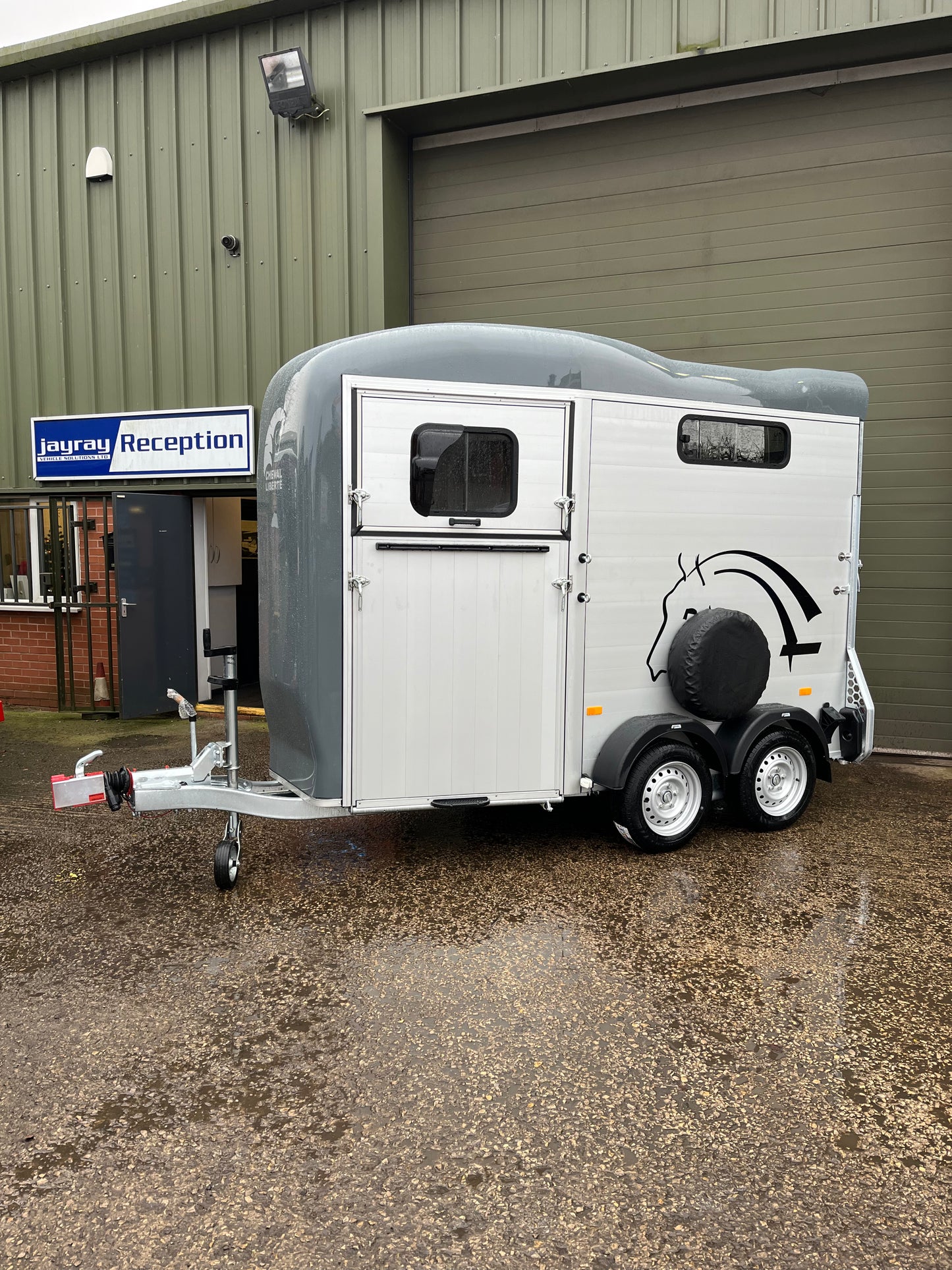 Cheval Liberté Touring One Horse Trailer – Lightweight Single Horse Trailer