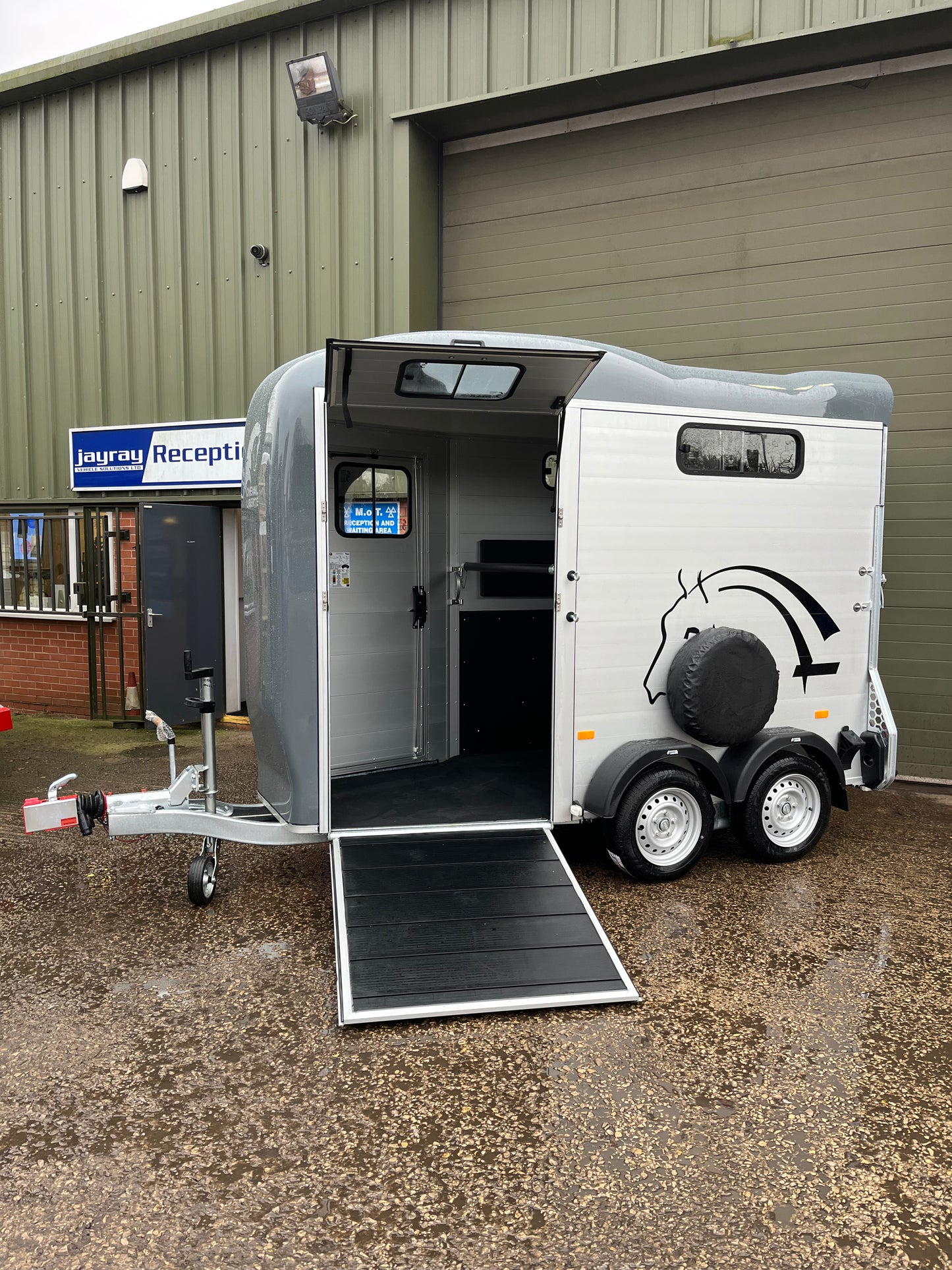 Cheval Liberté Touring One Horse Trailer – Lightweight Single Horse Trailer