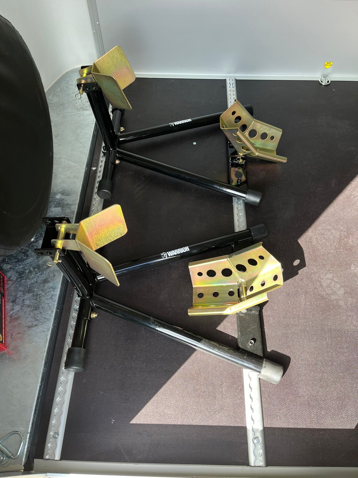 Adjustable motorbike wheel chocks for Debon