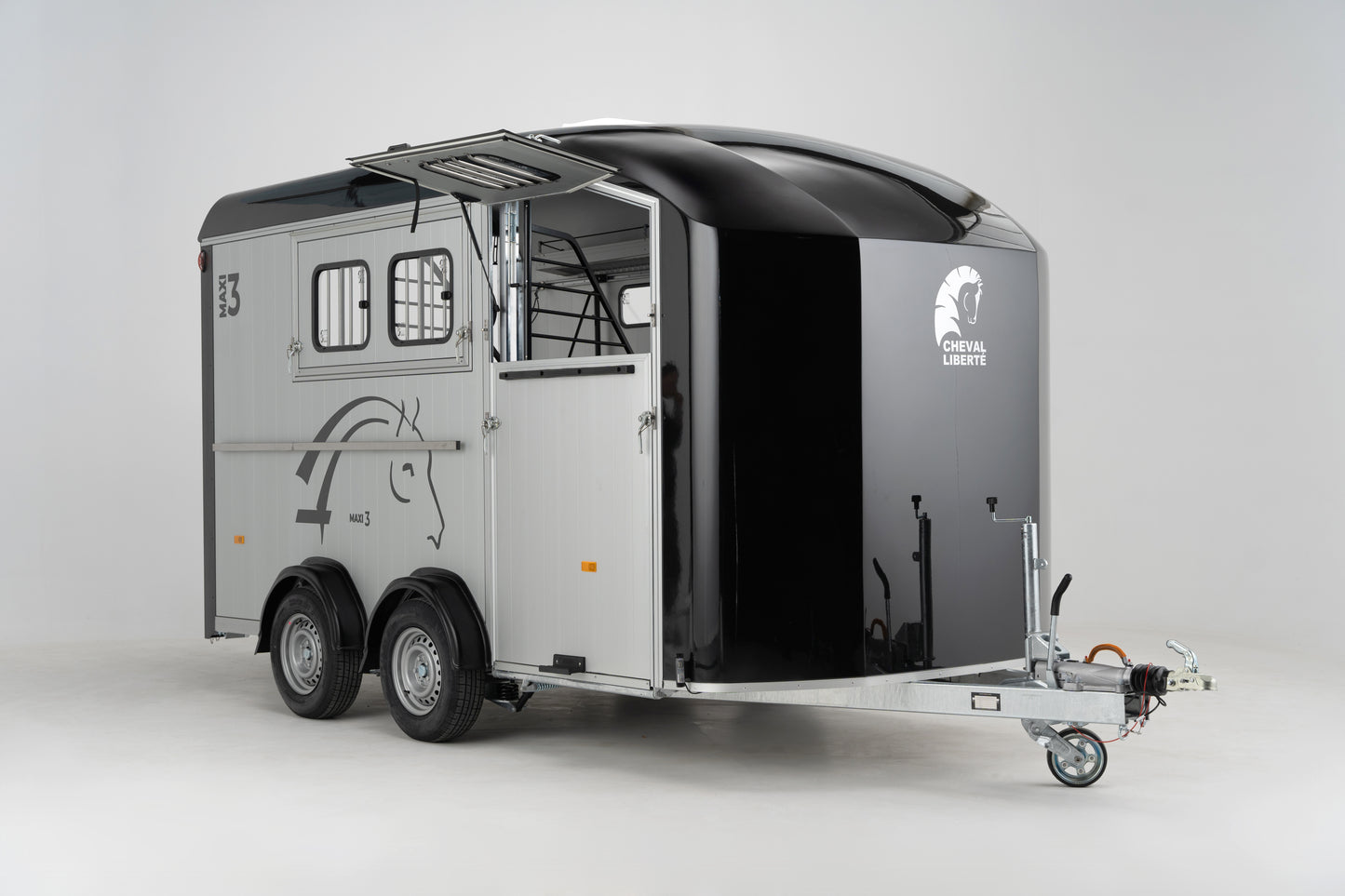 Cheval Liberté Maxi 3 – Herringbone Horse Trailer for Three Horses
