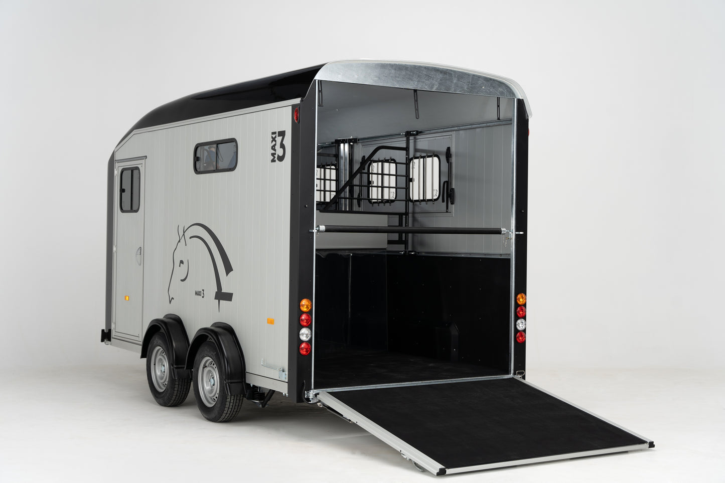 Cheval Liberté Maxi 3 – Herringbone Horse Trailer for Three Horses