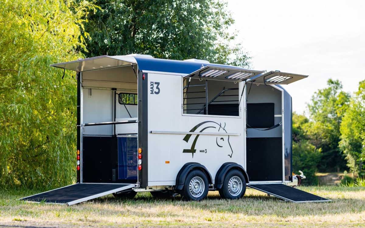 Cheval Liberté Maxi 3 – Herringbone Horse Trailer for Three Horses