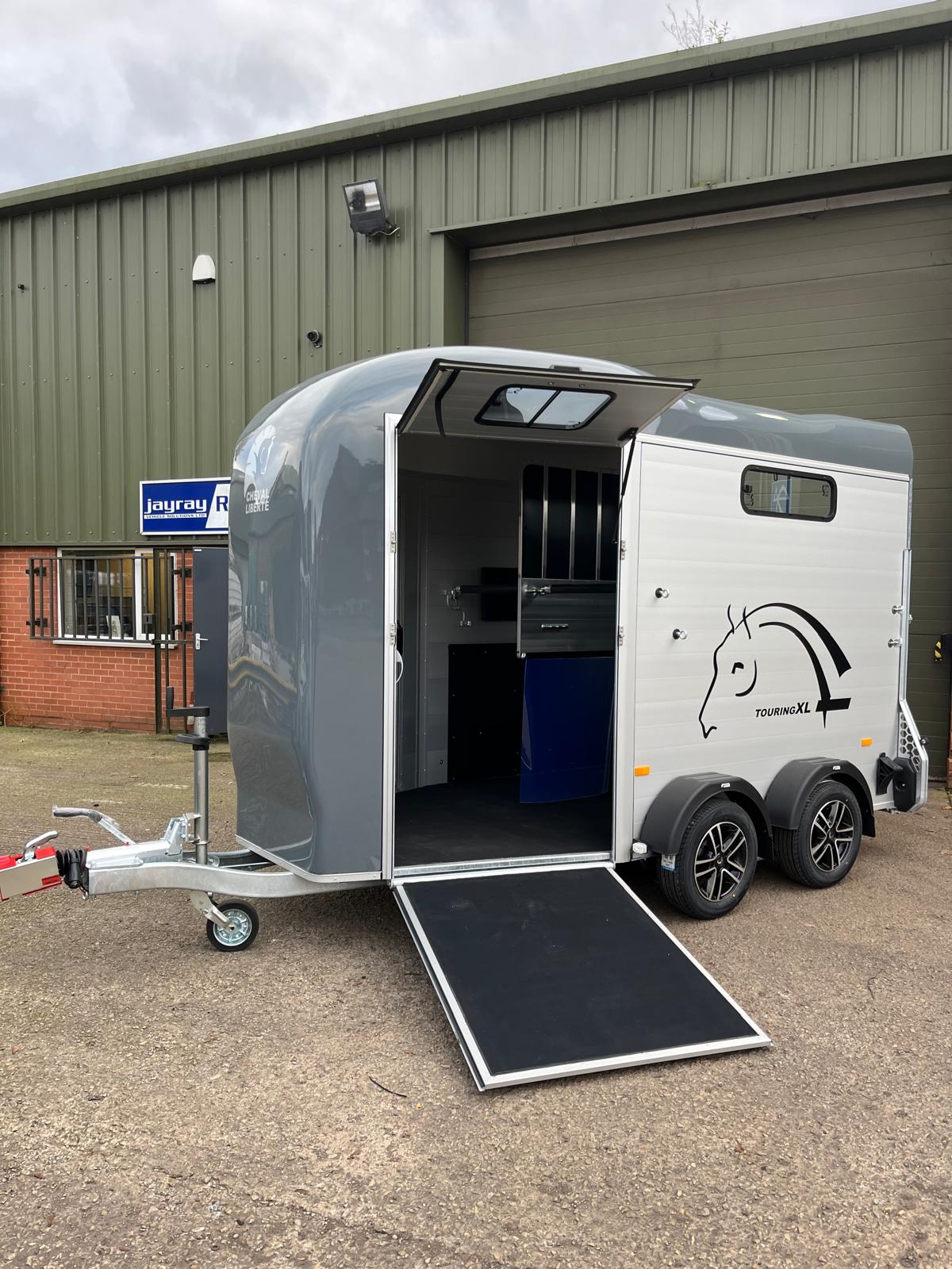 Cheval Liberté Touring XL with Tack Room – Extra-Large Double Trailer Horse Open for Unloading
