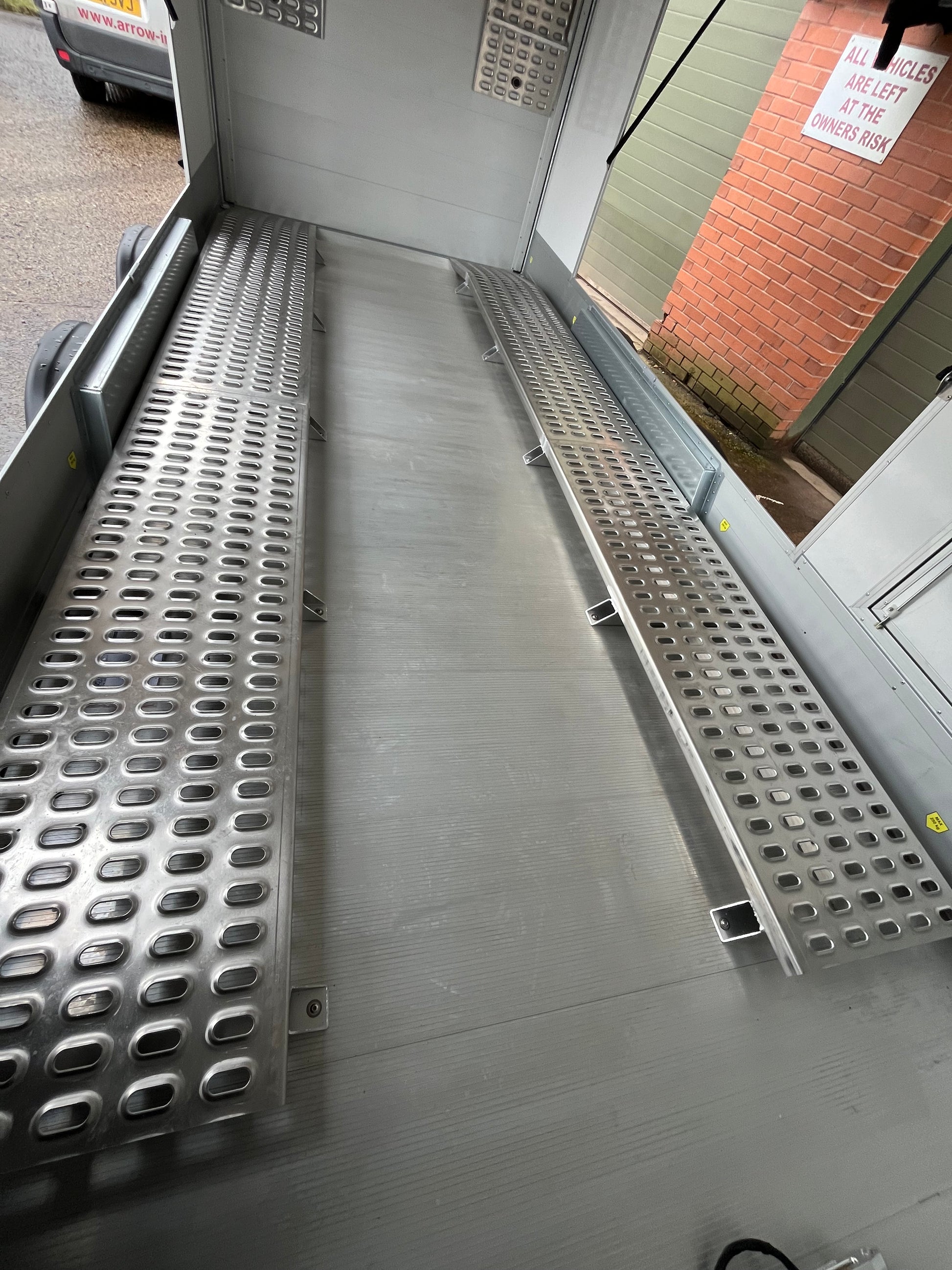 Debon C1000 Car Transporter Internal Ramps