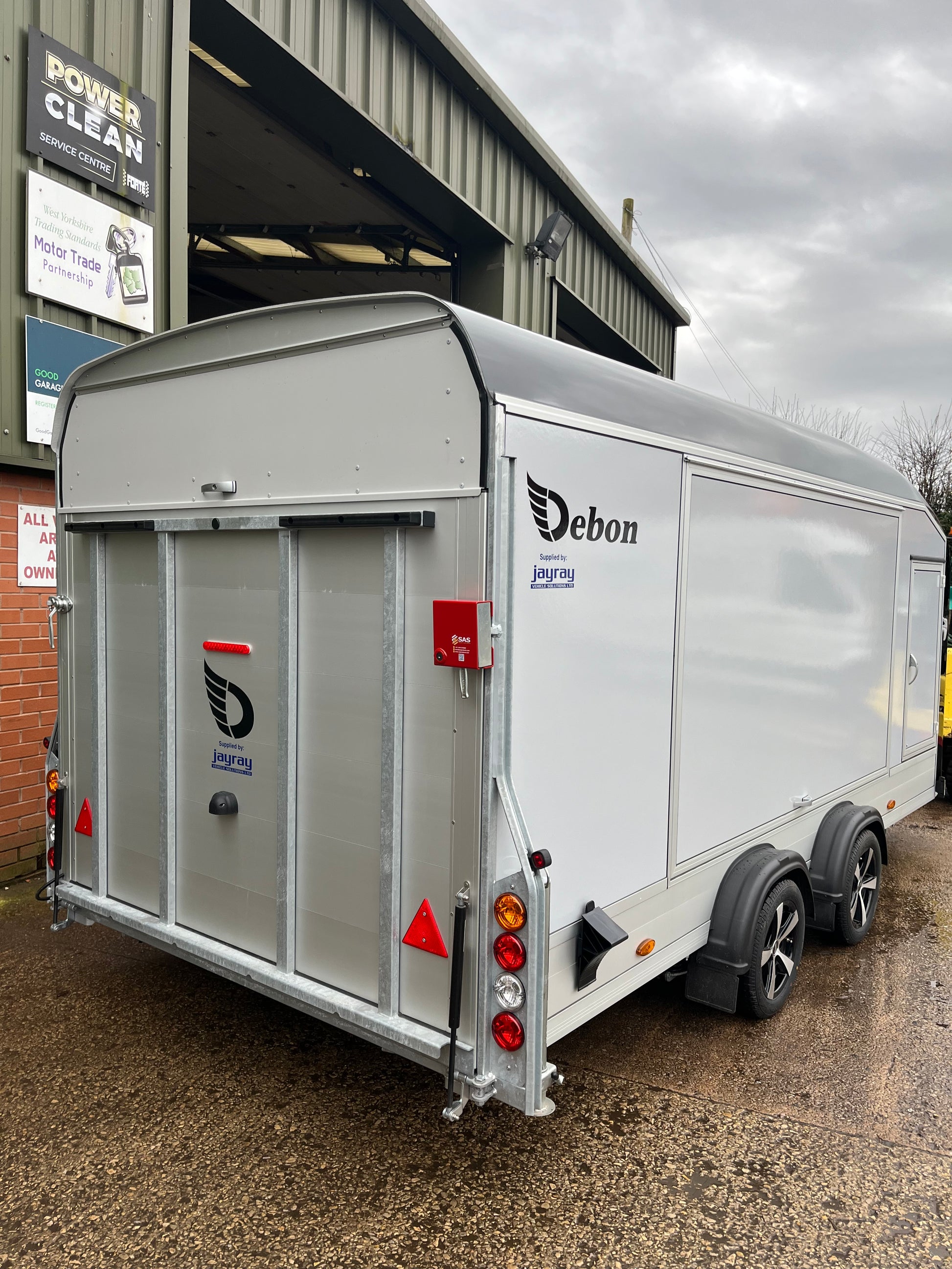 Debon C1000 Rear Trailer with LED Lights Aerodynamic Design