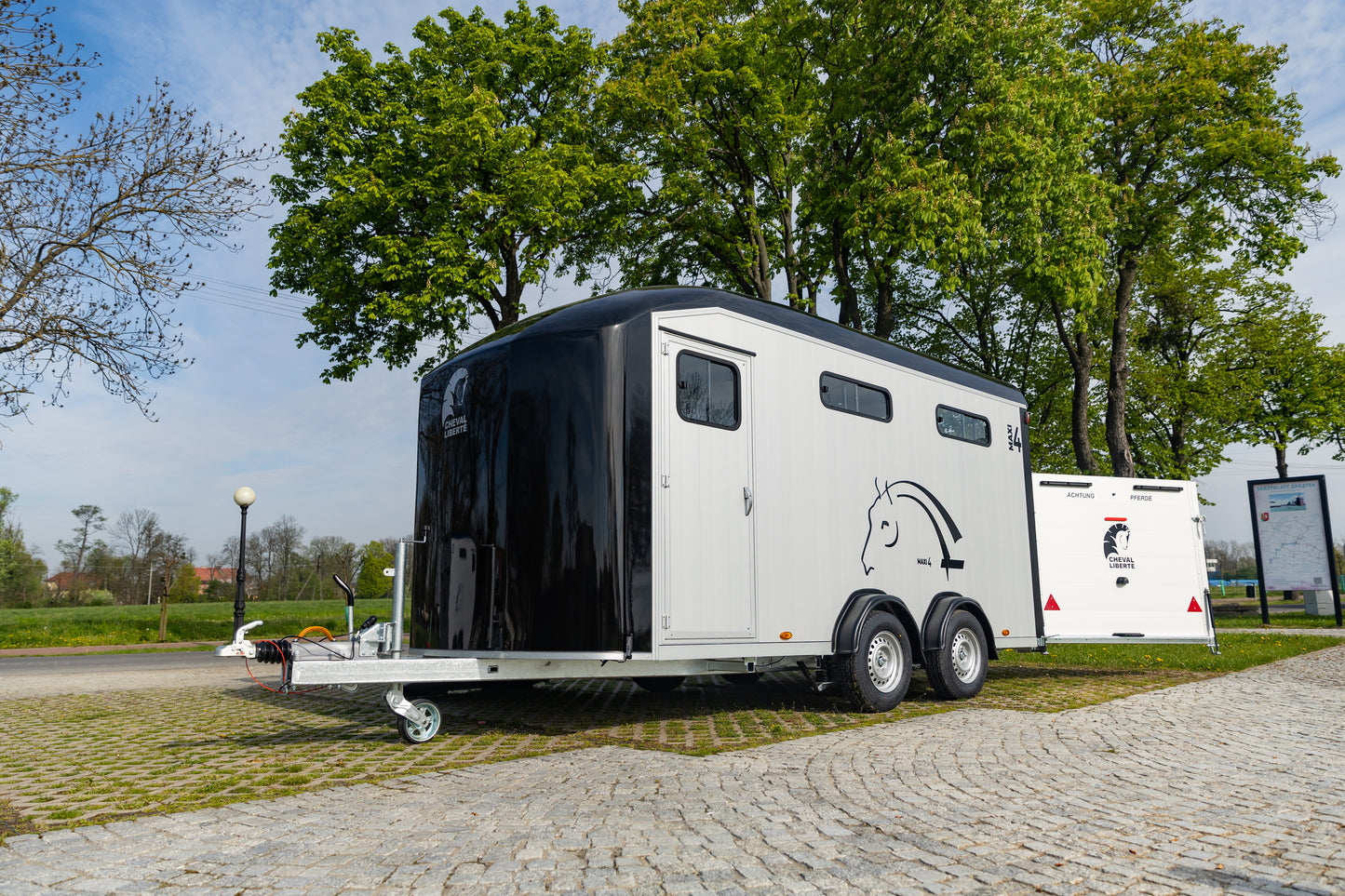 Cheval Liberté Maxi 4 – Herringbone Horse Trailer for 4 Horses