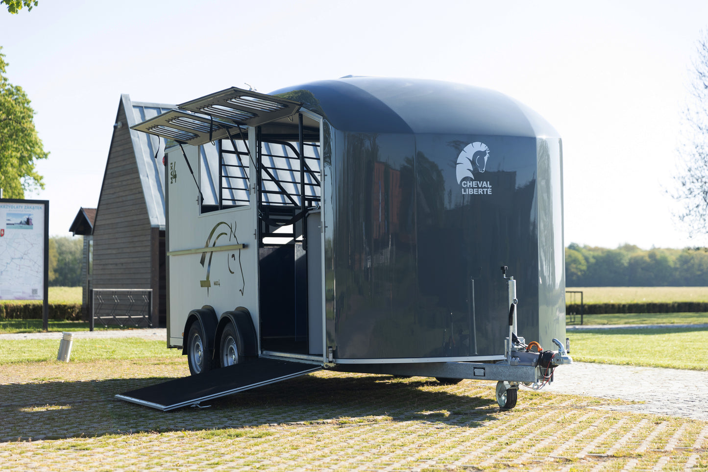 Cheval Liberté Maxi 4 – Herringbone Horse Trailer for 4 Horses