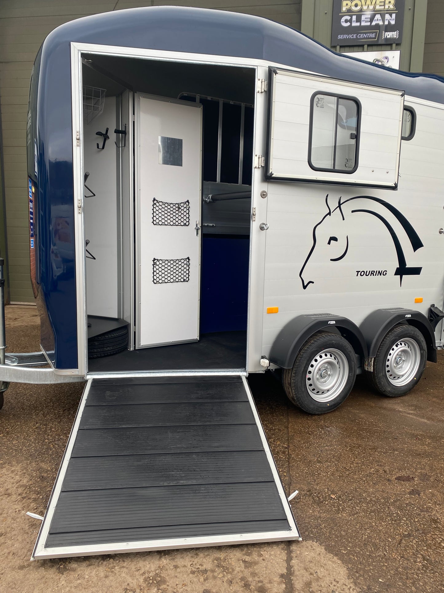 Cheval Touring Country with Tack Room - 2 Horse Trailer