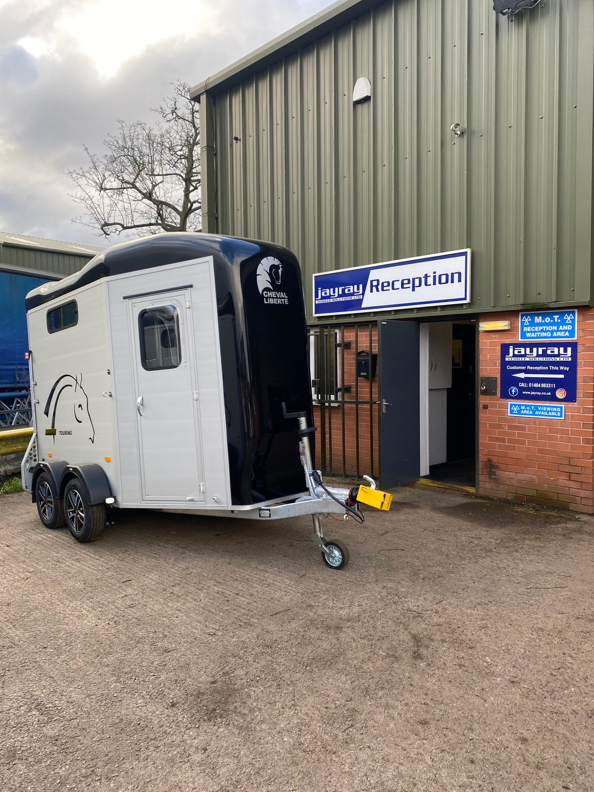 Cheval Touring Country with Tack Room - 2 Horse Trailer