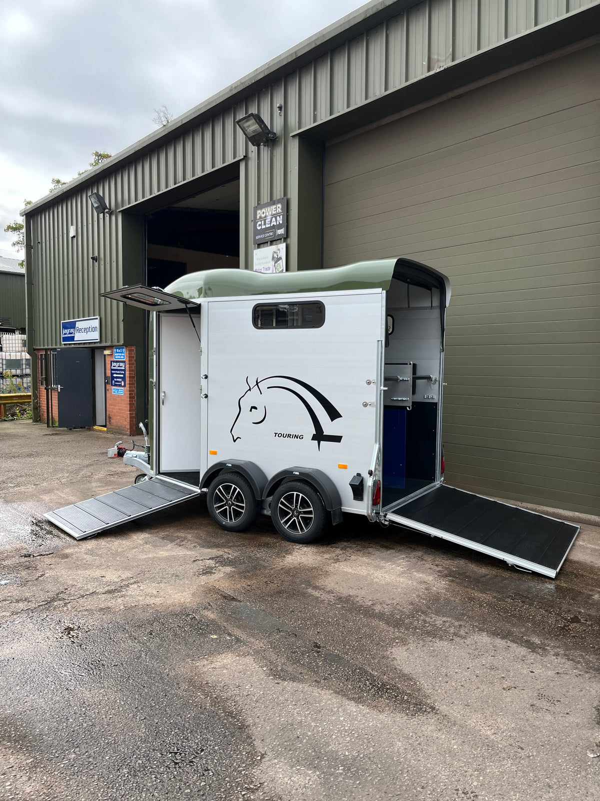 Cheval Touring Country with Tack Room - 2 Horse Trailer
