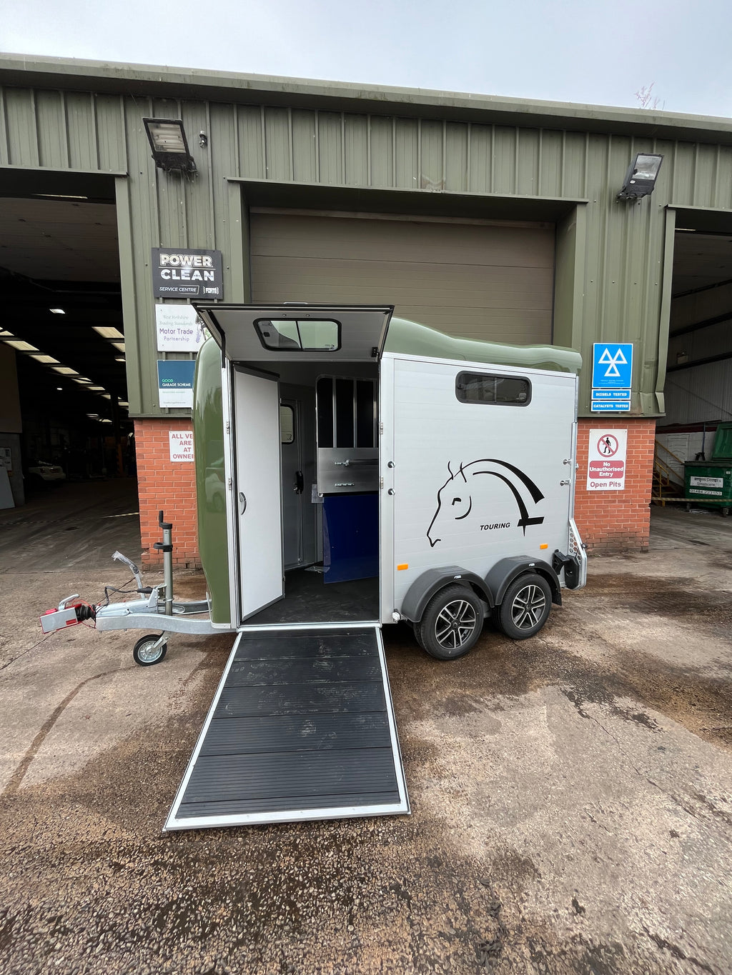 Cheval Touring Country with Tack Room - 2 Horse Trailer