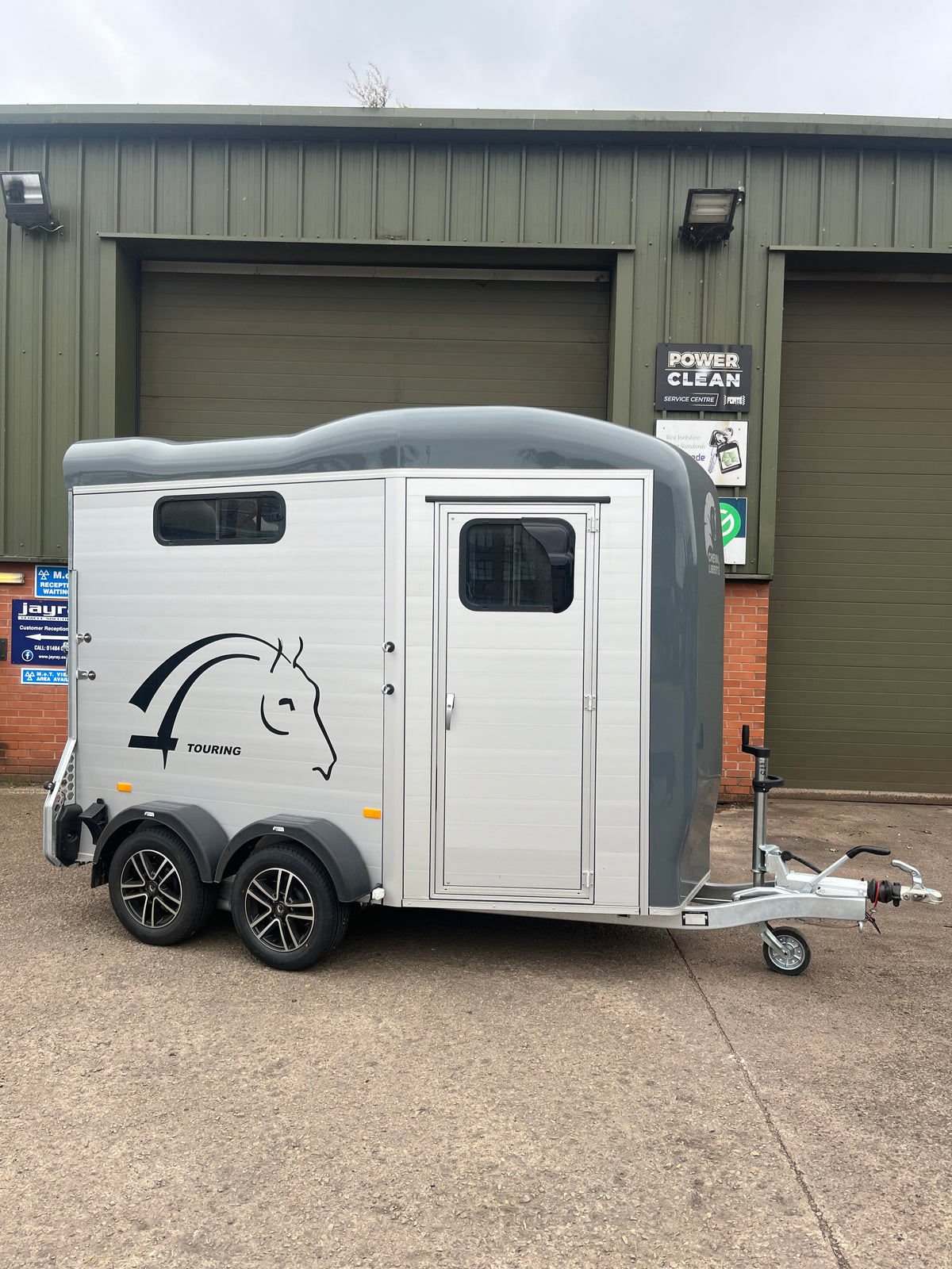 Cheval Touring Country with Tack Room - 2 Horse Trailer