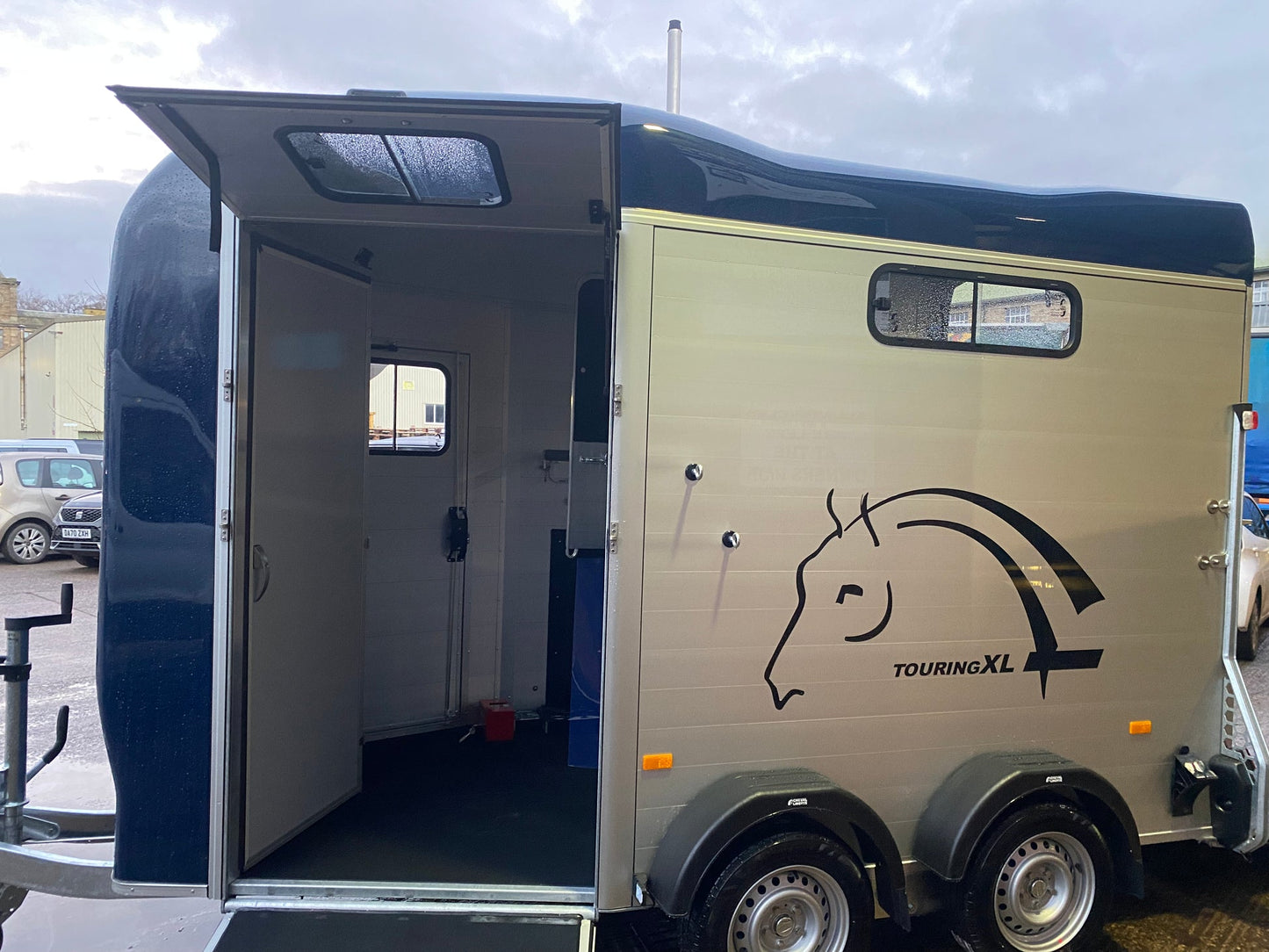 Cheval Liberté Touring XL with Tack Room – Premium 2-Horse Trailer for Larger Horses- Touring Country XL
