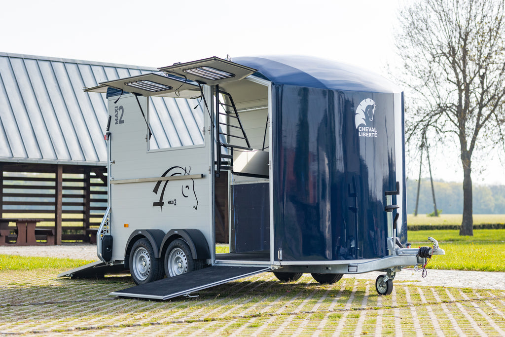 Cheval Liberté Maxi 2 – Rear-Loading Herringbone Horse Trailer for Two Horses- Large walk in Tack Room