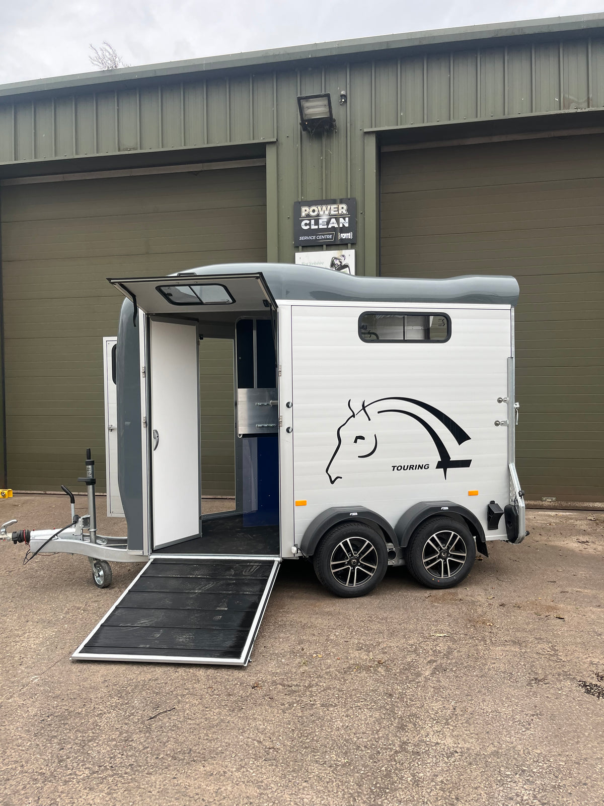 Cheval Touring Country with Tack Room - 2 Horse Trailer