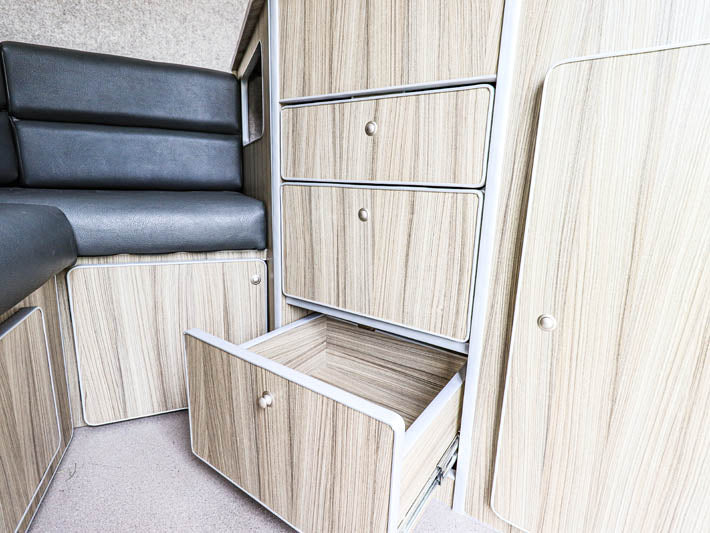 Cheval Liberté Maxi 3 Living - Iconic. Premium 3 horse trailer with luxury for overnight stays.