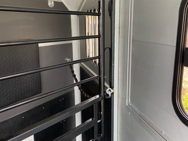 Cheval Liberté Maxi 2 – Rear-Loading Herringbone Horse Trailer for Two Horses- Large walk in Tack Room