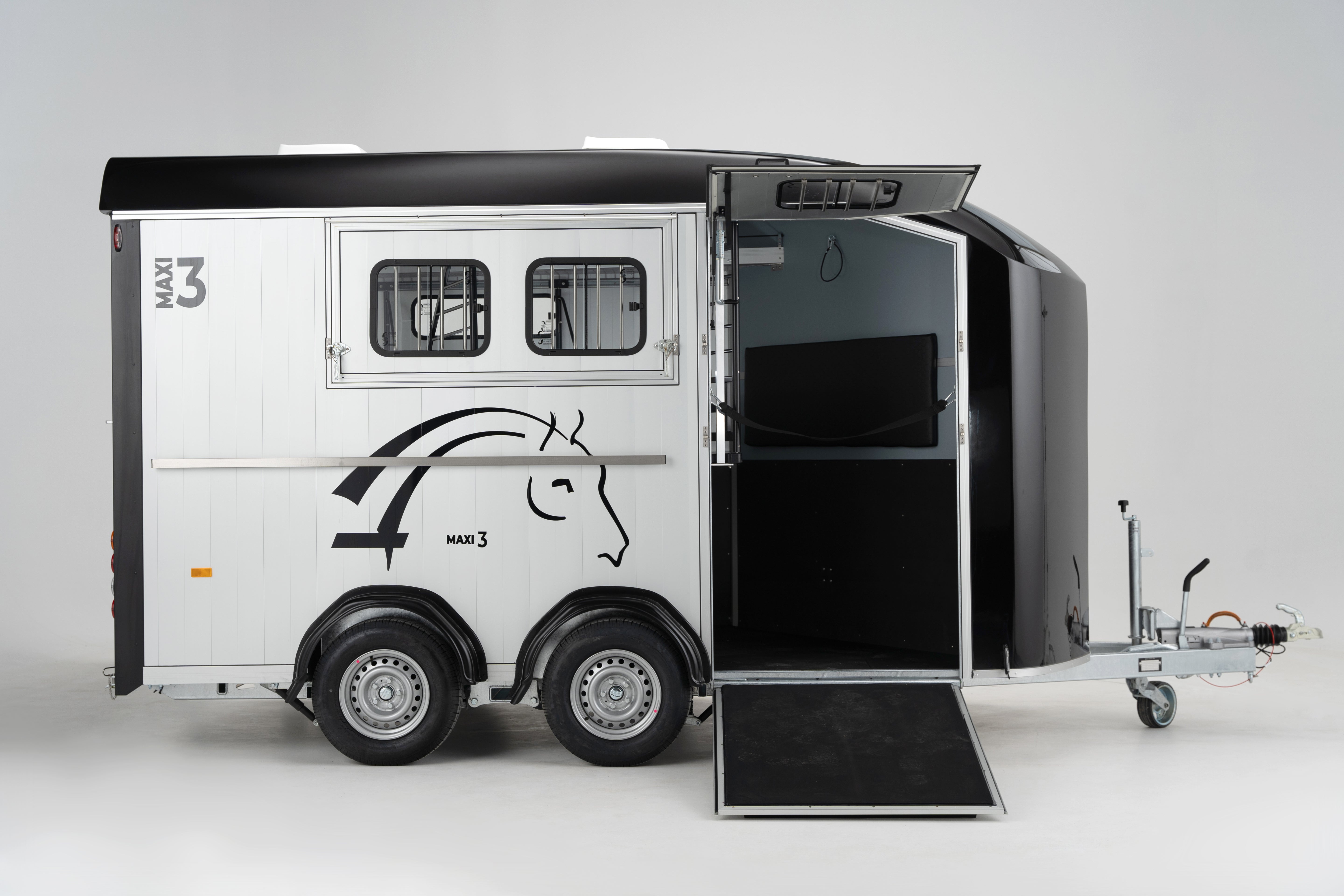 Cheval Liberté Maxi 3 – Herringbone Horse Trailer for Three Horses