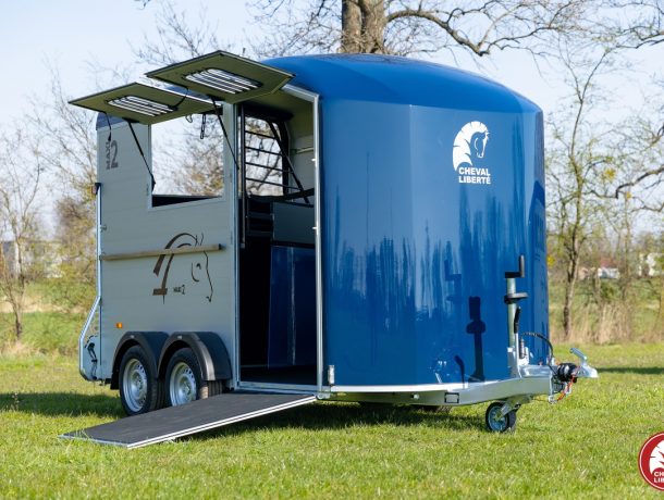 Cheval Liberté Maxi 2 – Rear-Loading Herringbone Horse Trailer for Two Horses- Large walk in Tack Room