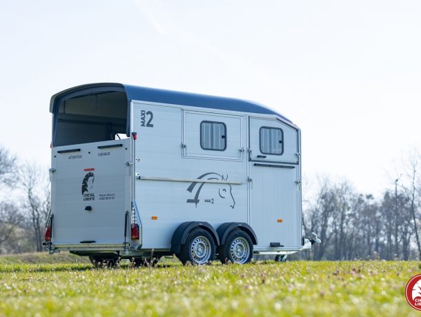 Cheval Liberté Maxi 2 – Rear-Loading Herringbone Horse Trailer for Two Horses- Large walk in Tack Room